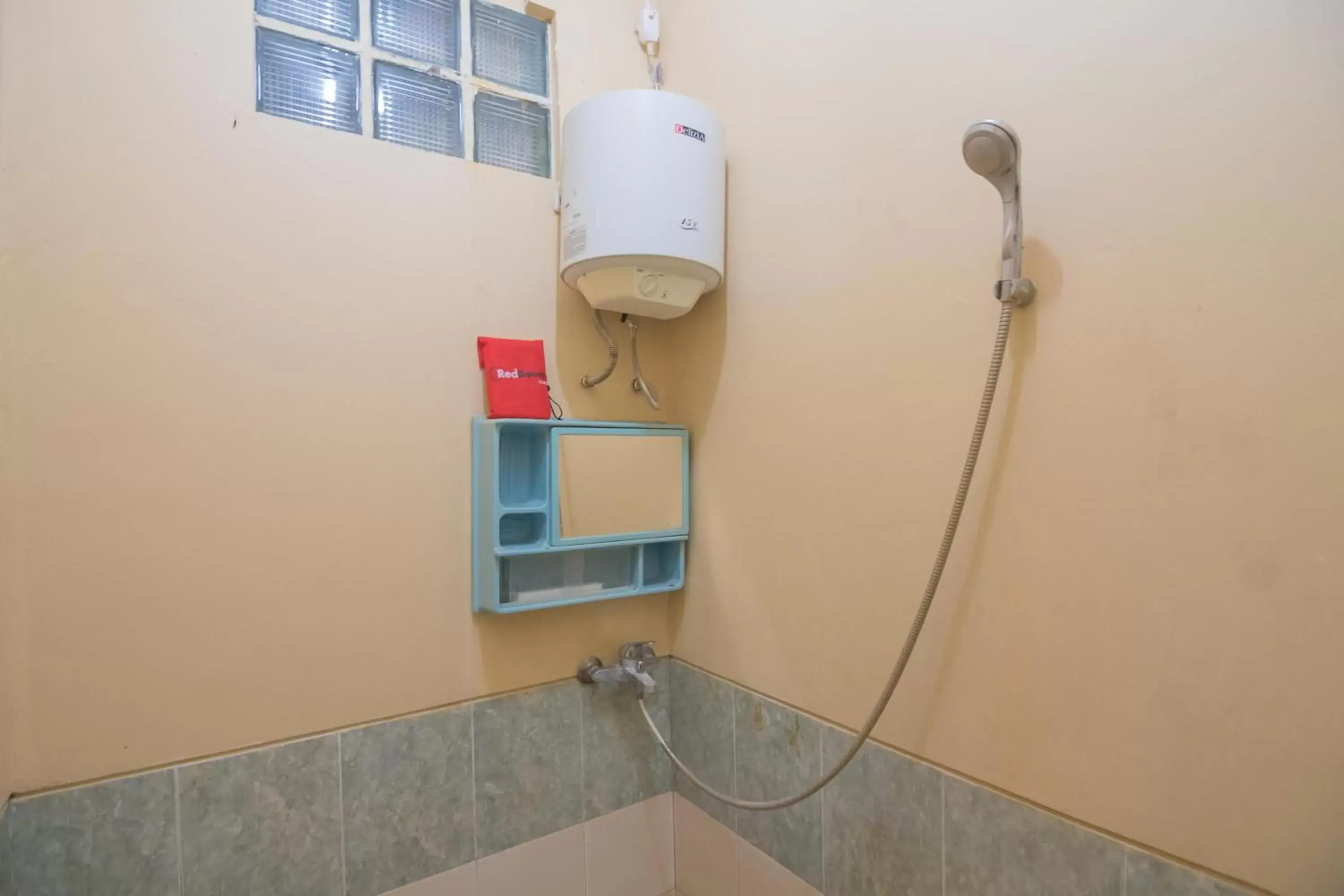 Bathroom in RedDoorz Syariah near Margahayu Raya