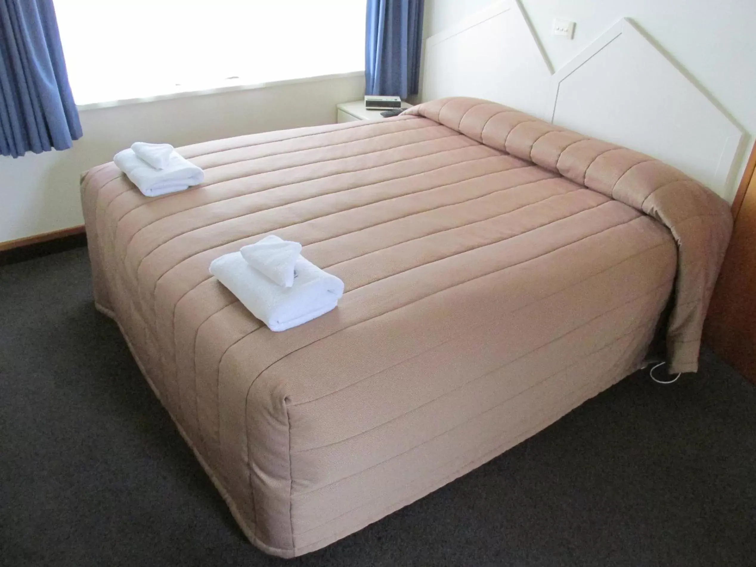 Bed in Airport Gateway Motor Lodge