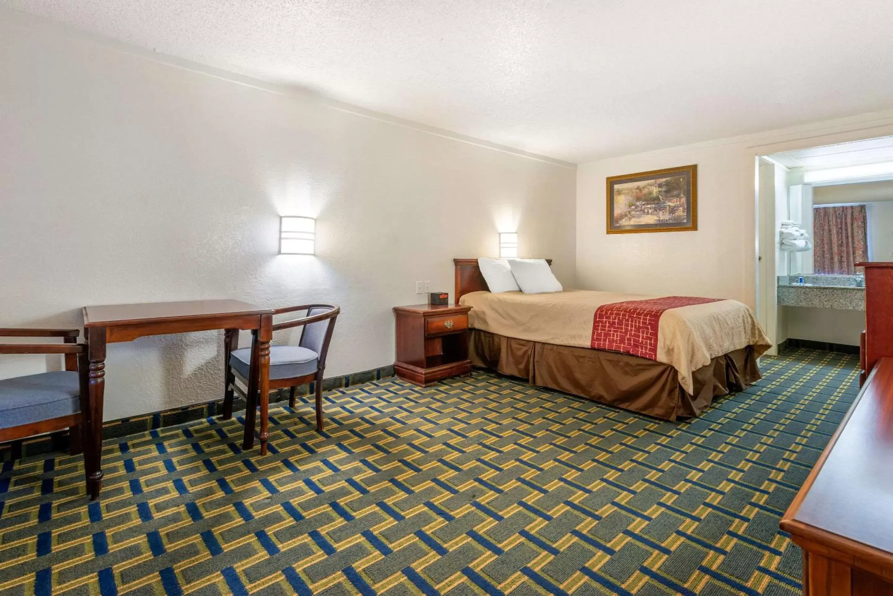 Photo of the whole room, Bed in Rodeway Inn Hilliard/Columbus