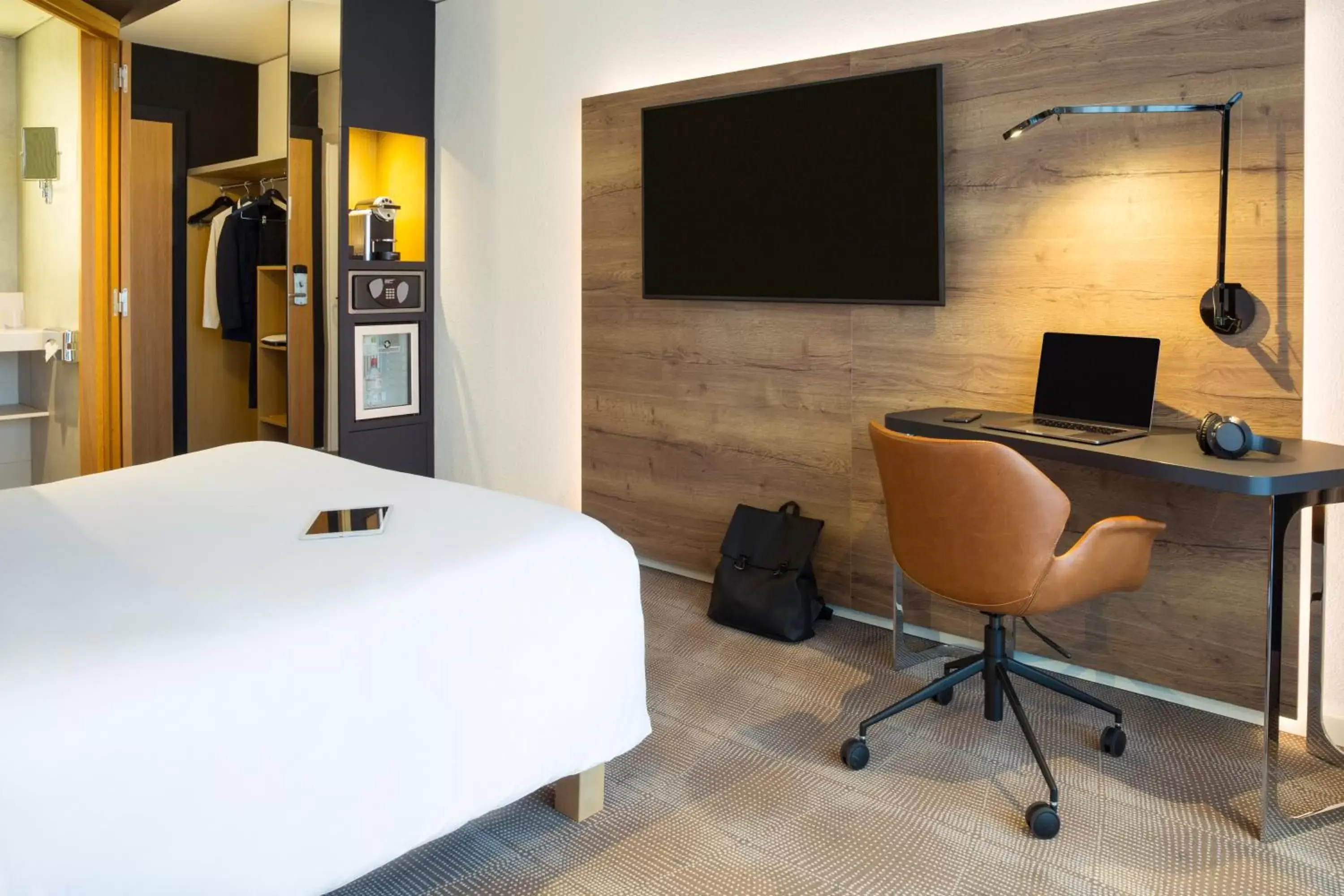 Shower, TV/Entertainment Center in Novotel Lausanne Bussigny