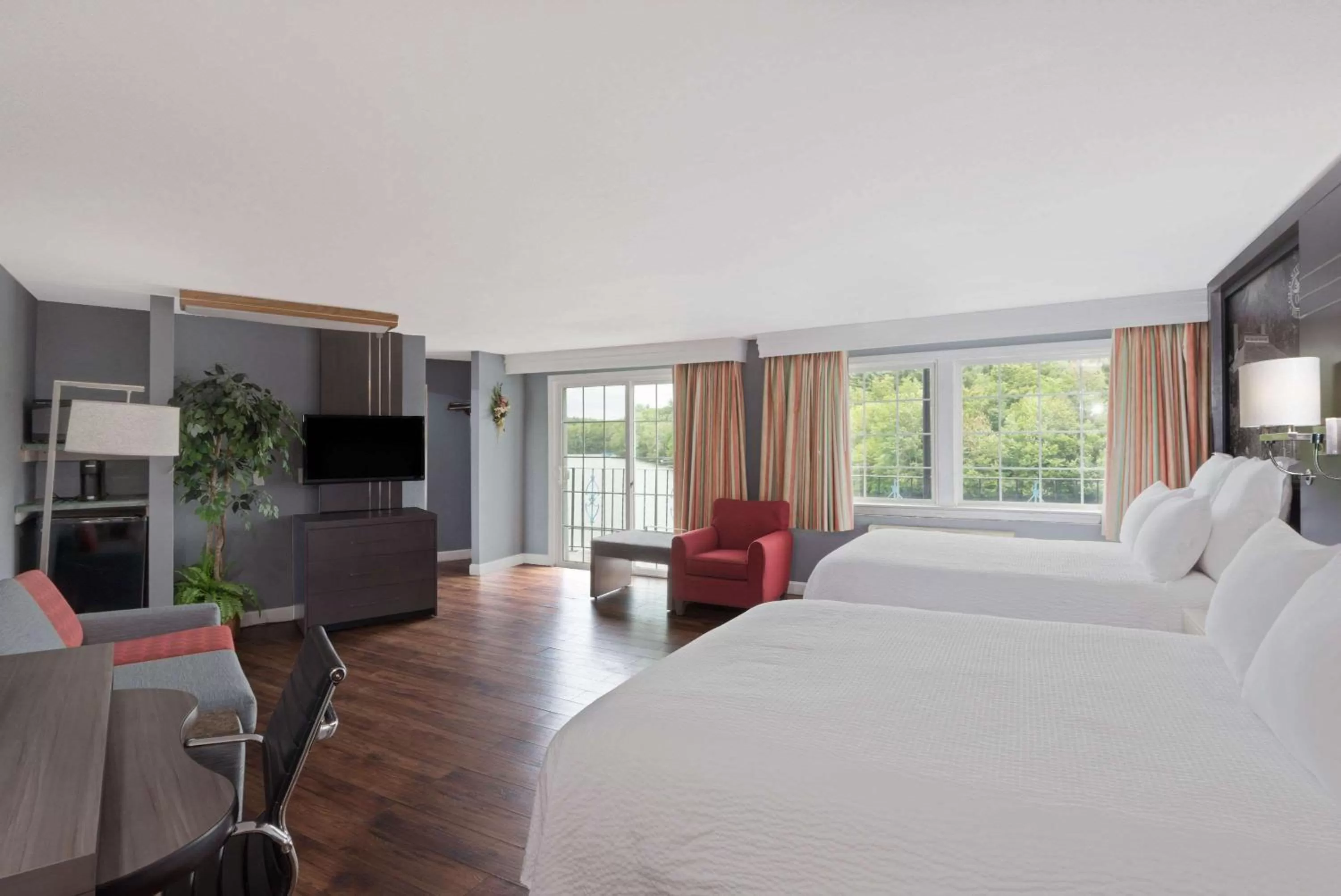 Photo of the whole room, Bed in Super 8 by Wyndham Sturbridge