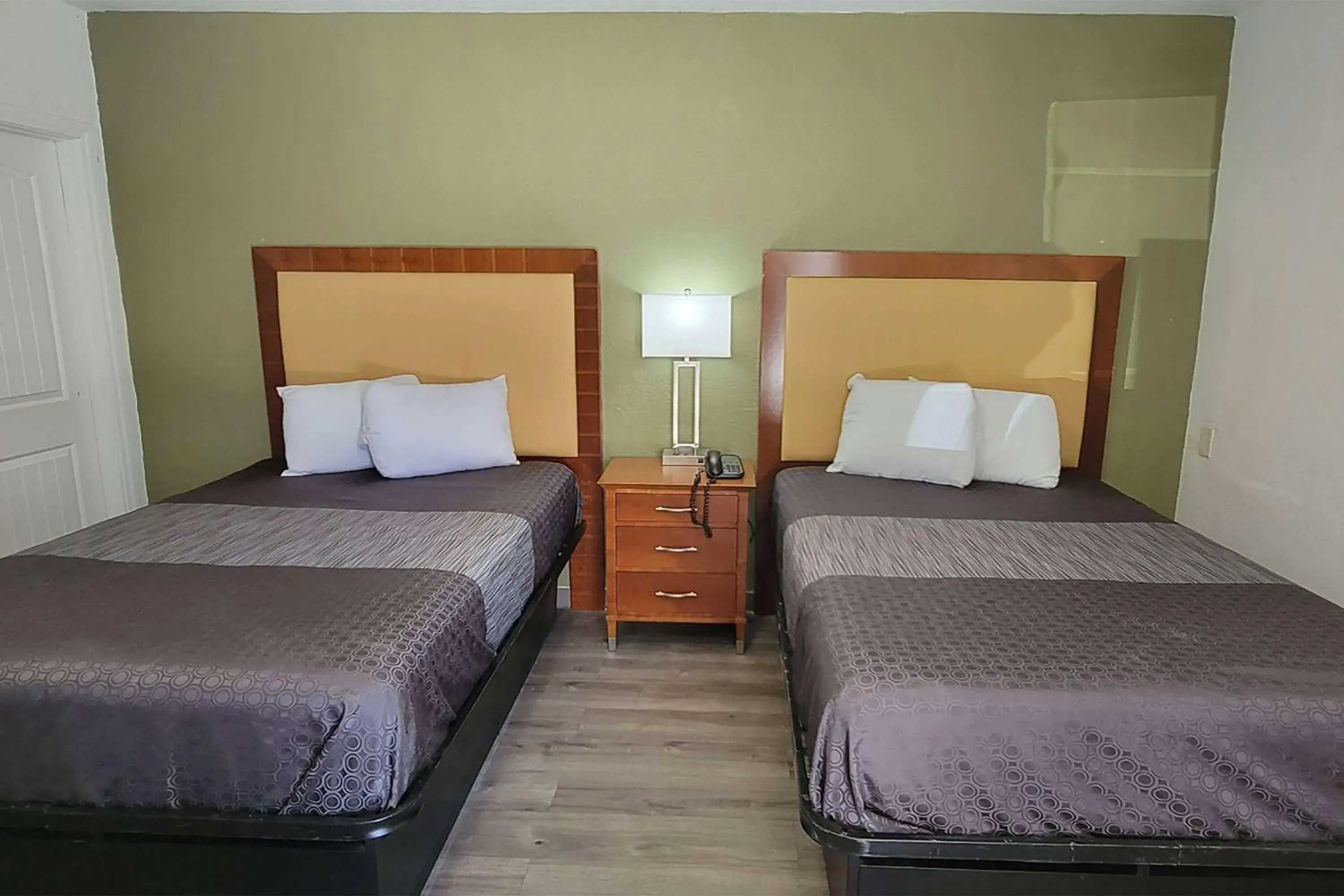 Photo of the whole room, Bed in Super 8 by Wyndham El Centro North