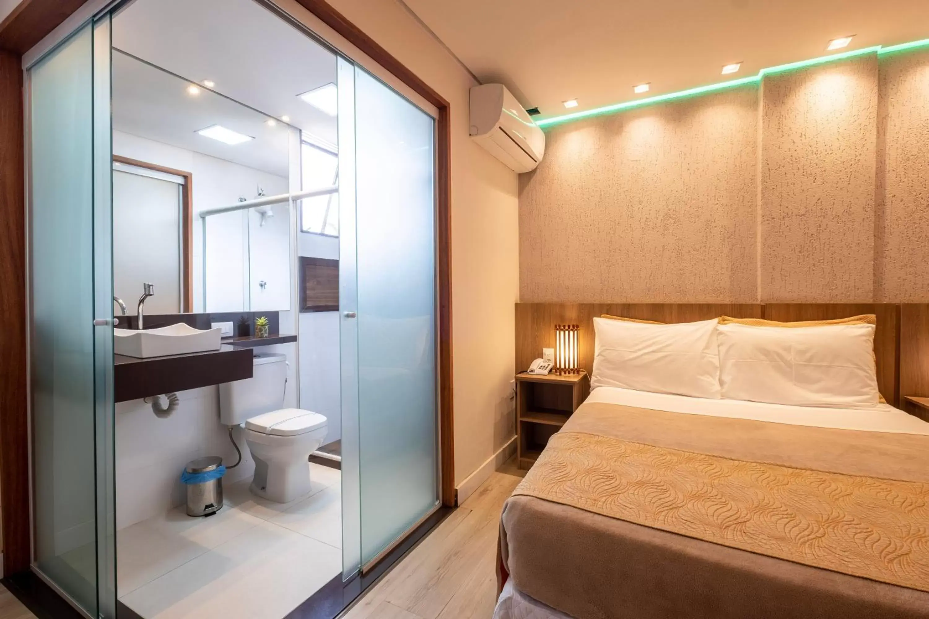 Bed, Bathroom in Hotel Serra Everest