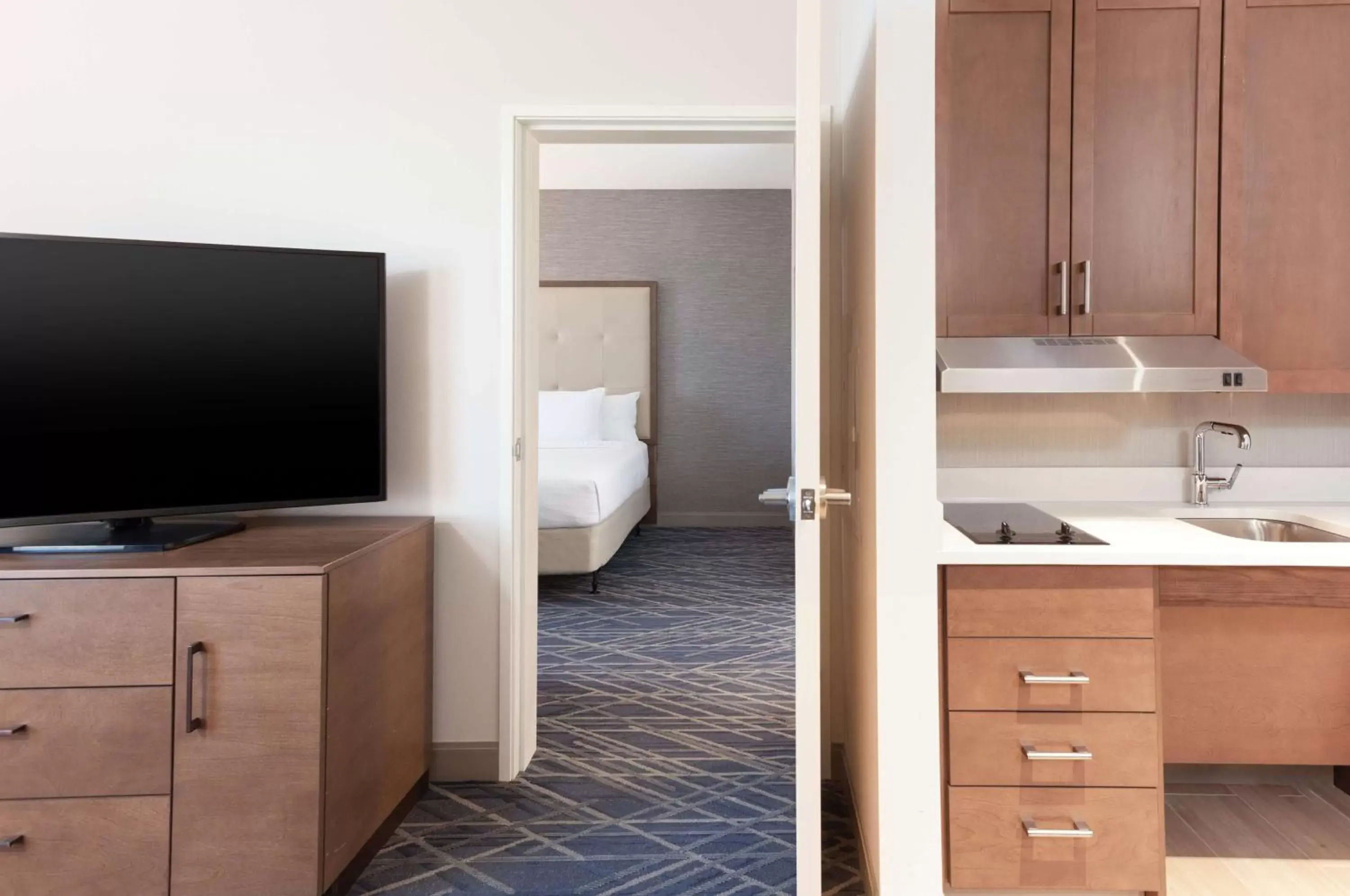Kitchen or kitchenette, TV/Entertainment Center in Homewood Suites By Hilton Broomfield Boulder
