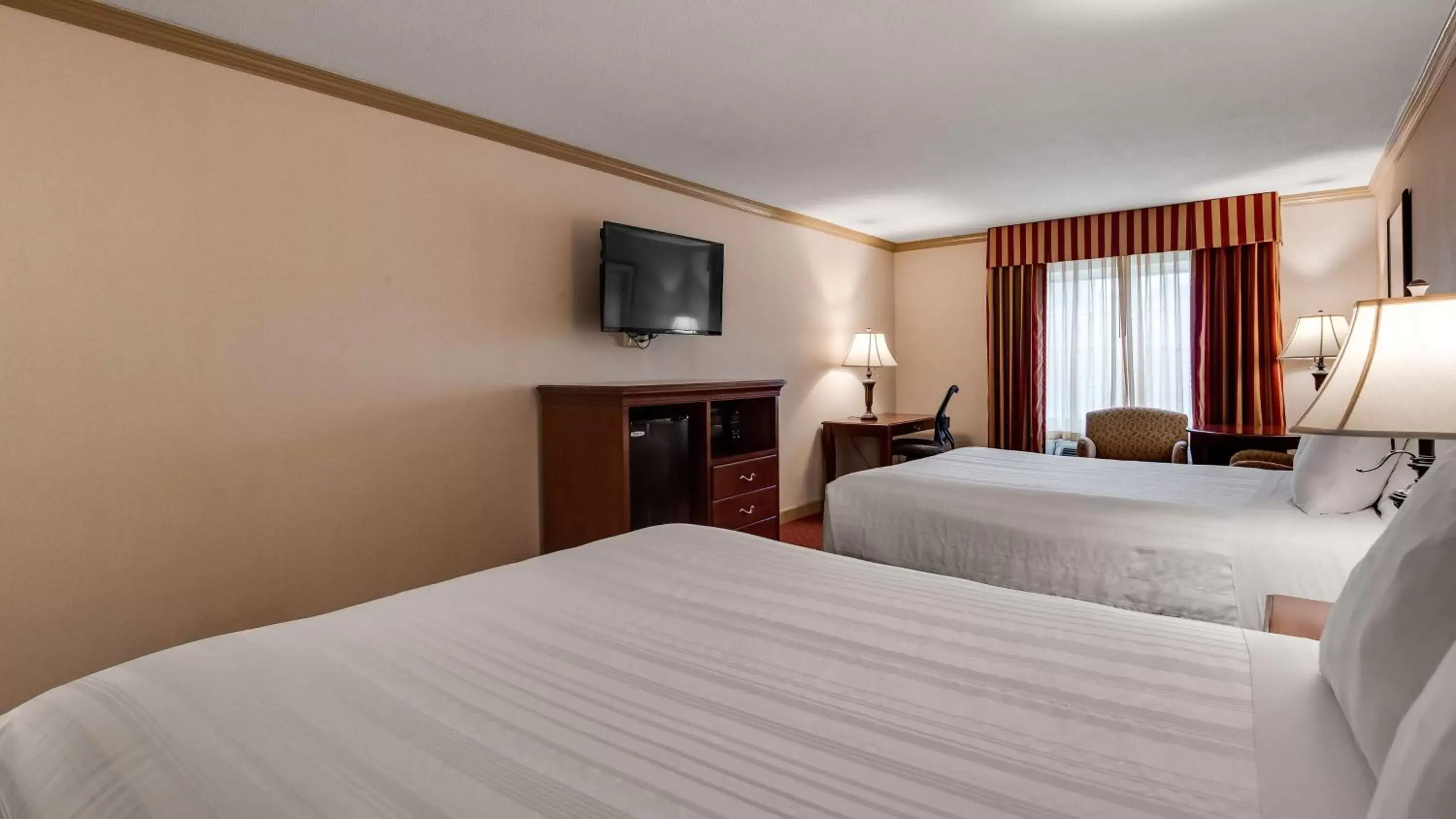 Photo of the whole room, Bed in Best Western PLUS Morristown Inn