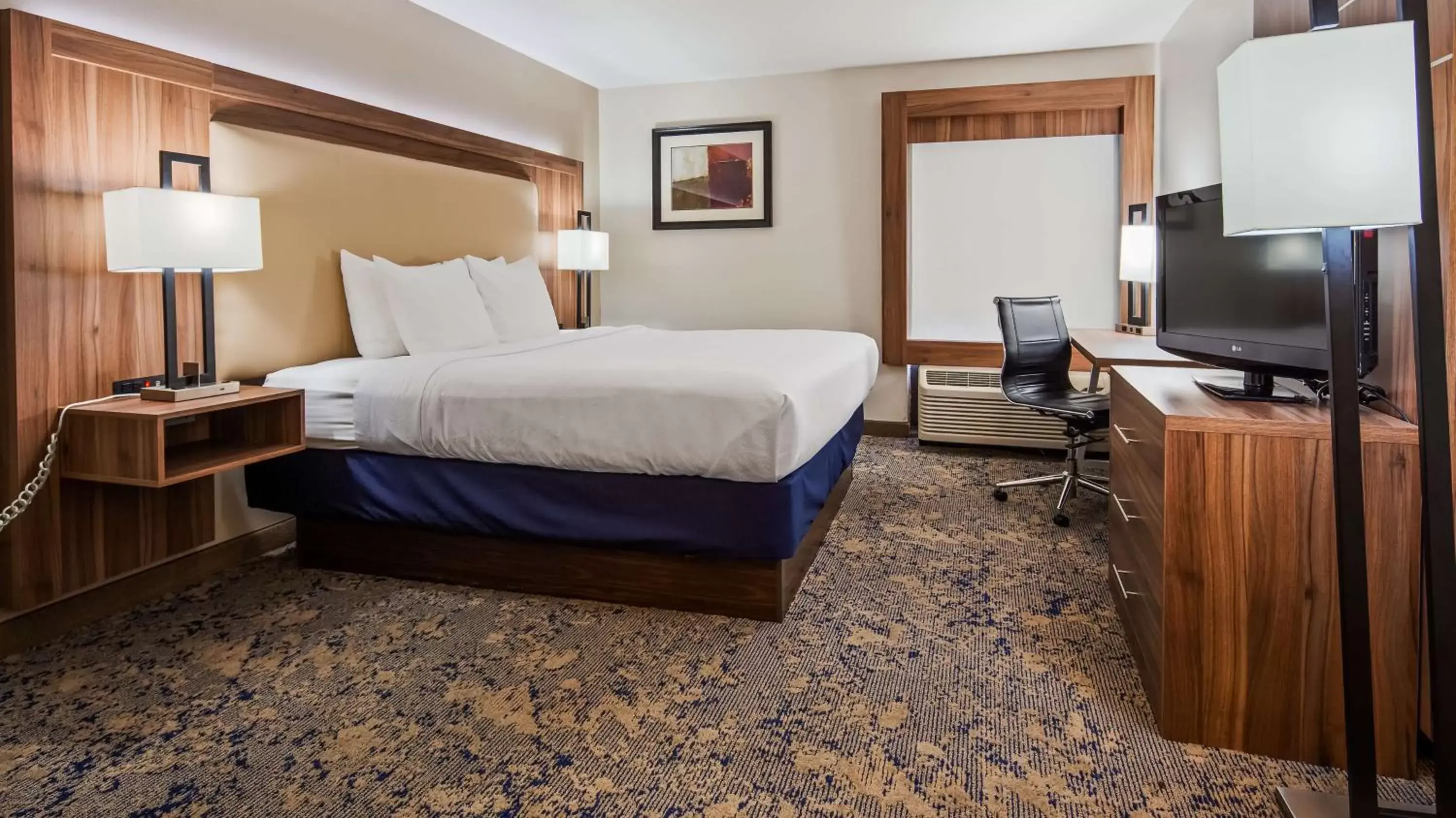 Photo of the whole room, Bed in Best Western Plus Kansas City Airport - KCI East