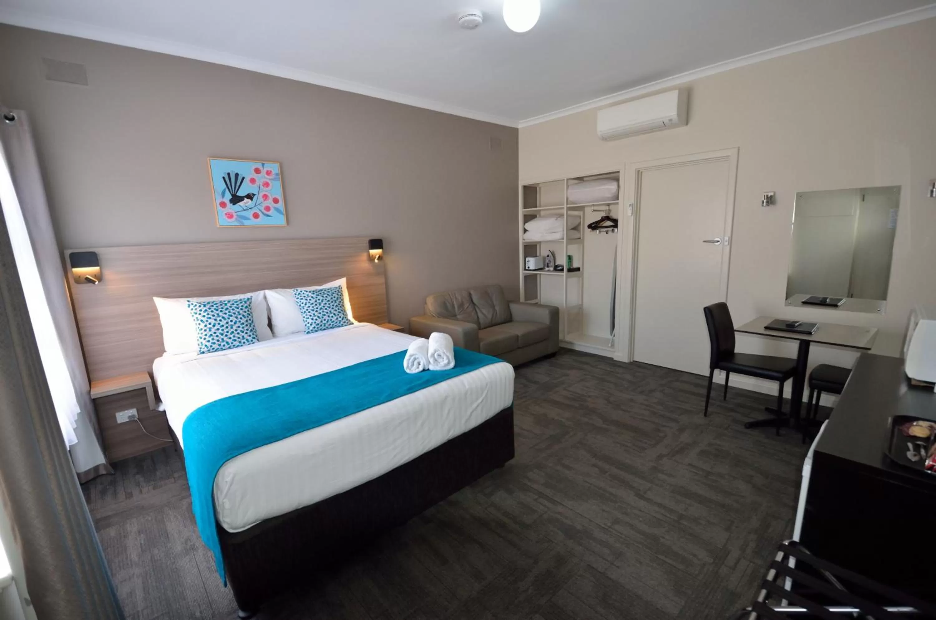 Photo of the whole room, Bed in 105 On The Park