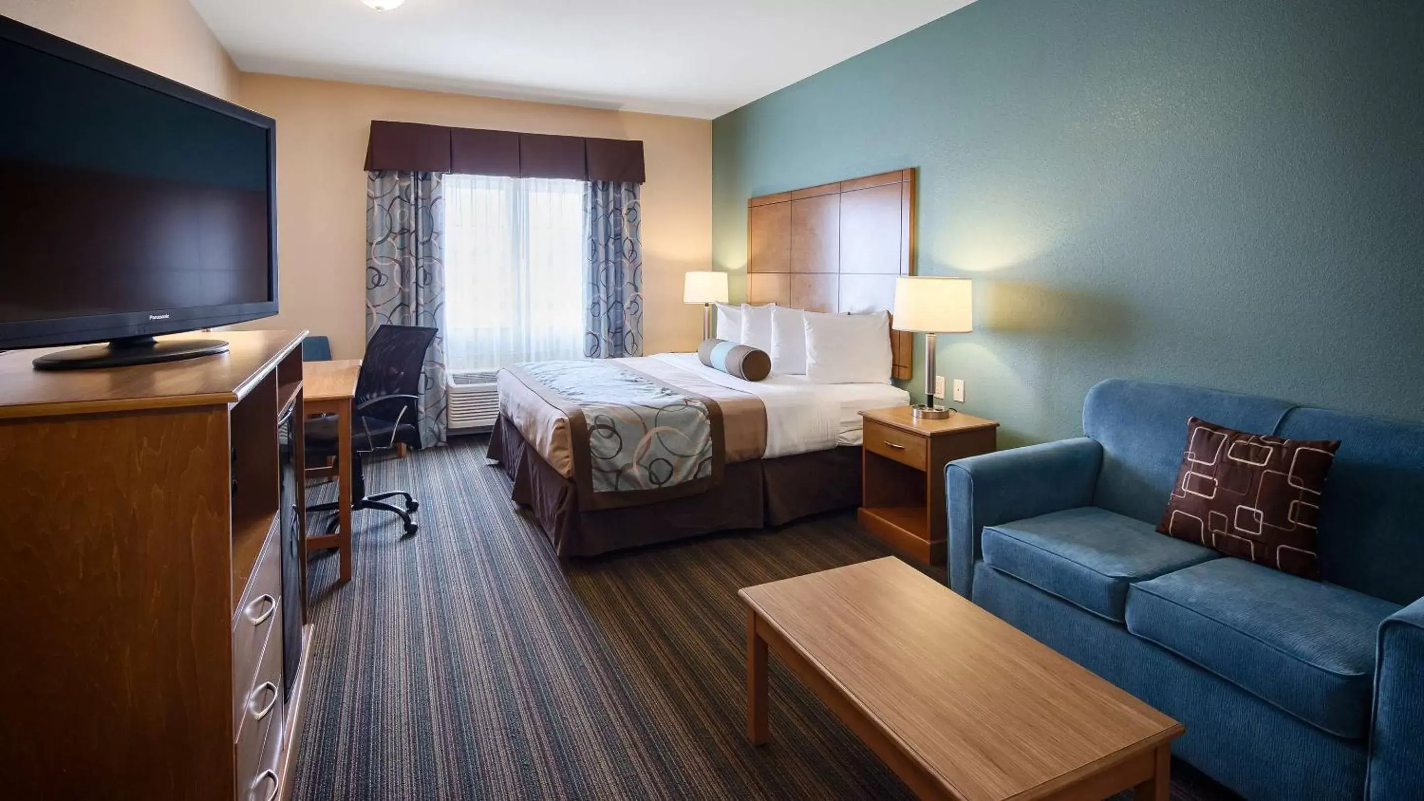 Bed, TV/Entertainment Center in Best Western Plus Seminole Hotel & Suites