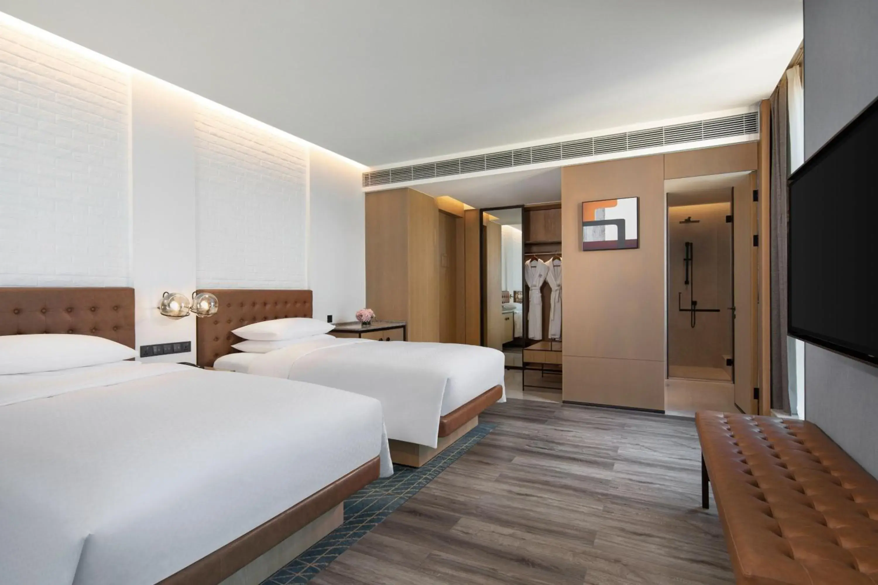 Photo of the whole room, Bed in Four Points by Sheraton Shanghai Hongqiao