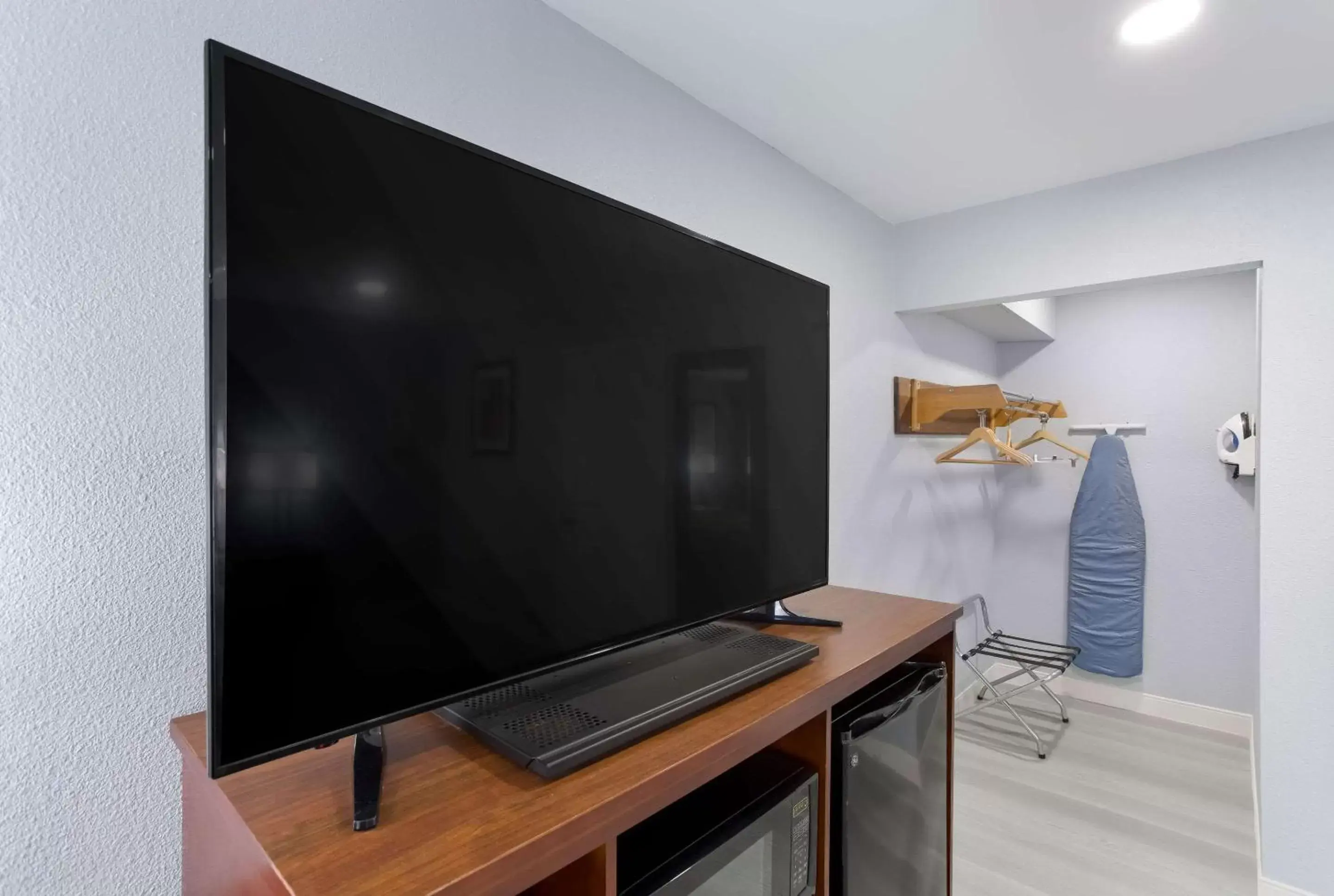 Photo of the whole room, TV/Entertainment Center in Quality Inn Redding