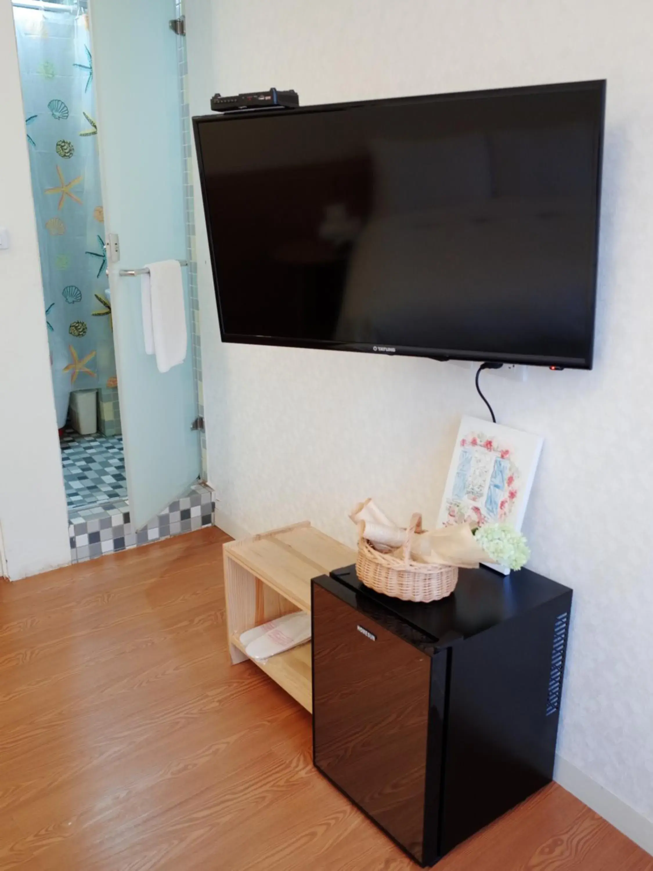 Bedroom, TV/Entertainment Center in Rainbow Island B&b