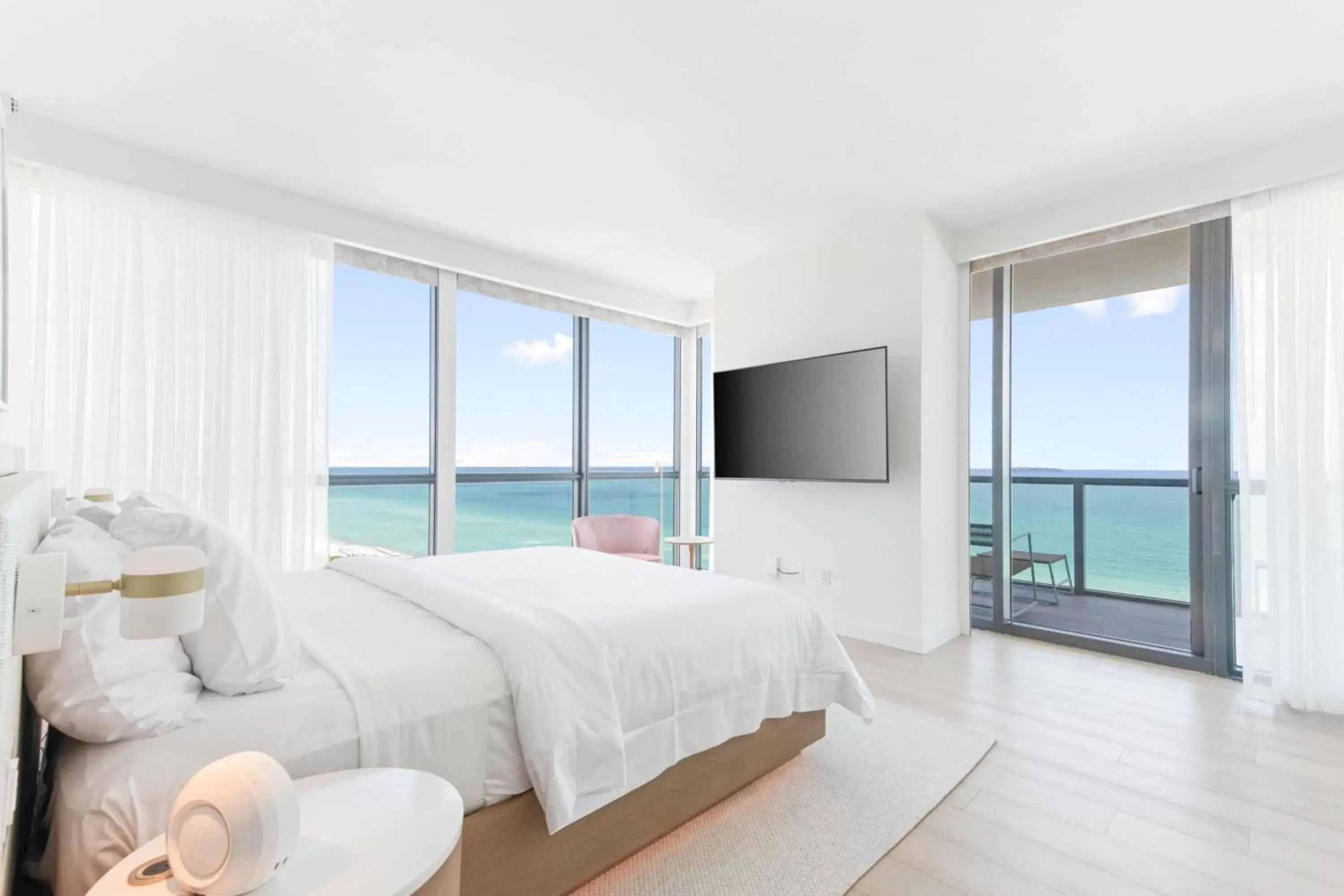 Bedroom, Sea View in W South Beach