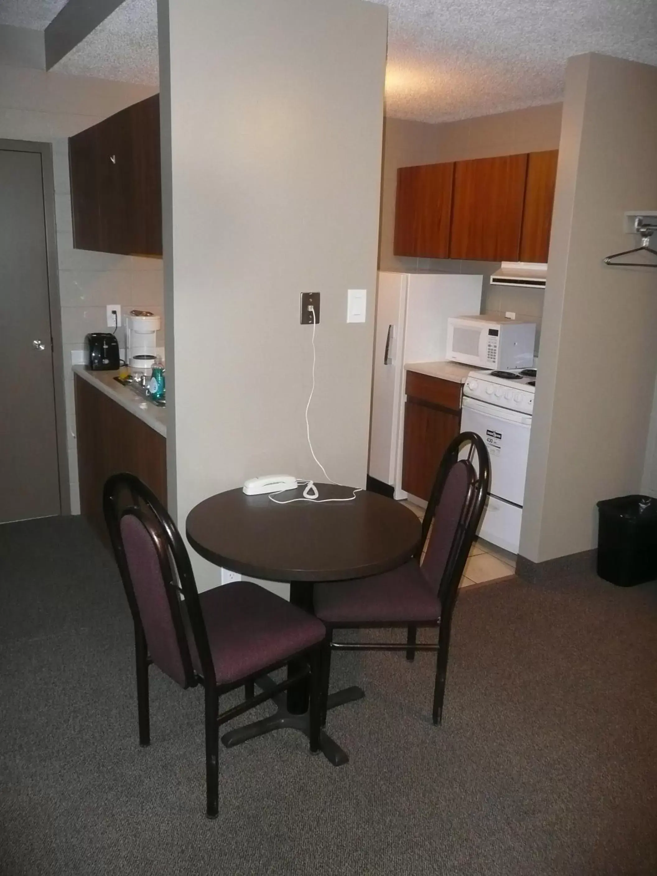 Kitchen or kitchenette, Kitchen/Kitchenette in Sandstone Motel