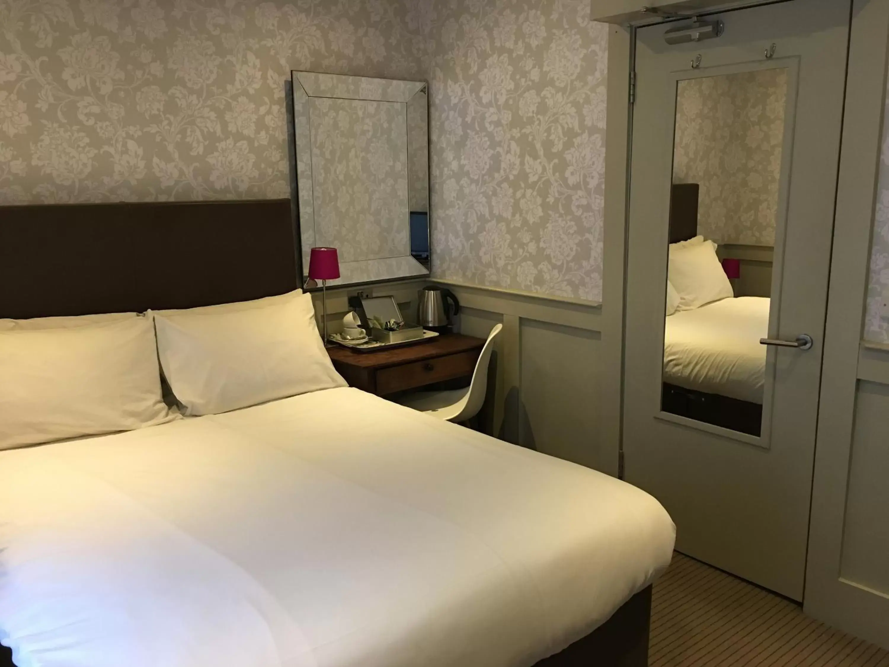 Bedroom, Bed in Brooks Hotel