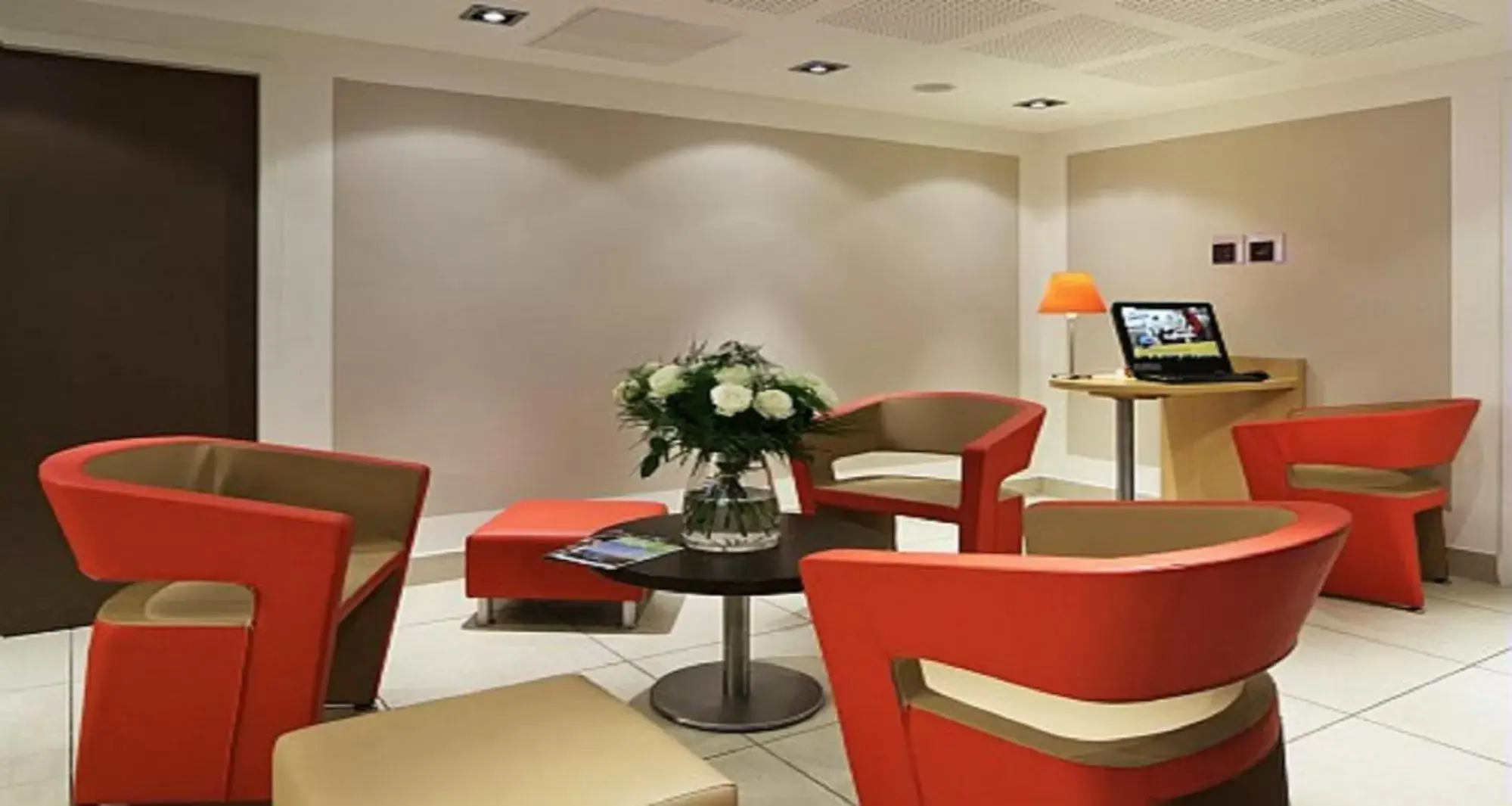Lobby or reception in Hôtel ibis Guingamp Cœur de Bretagne Lobby or reception in Hôtel ibis Guingamp Cœur de Bretagne
