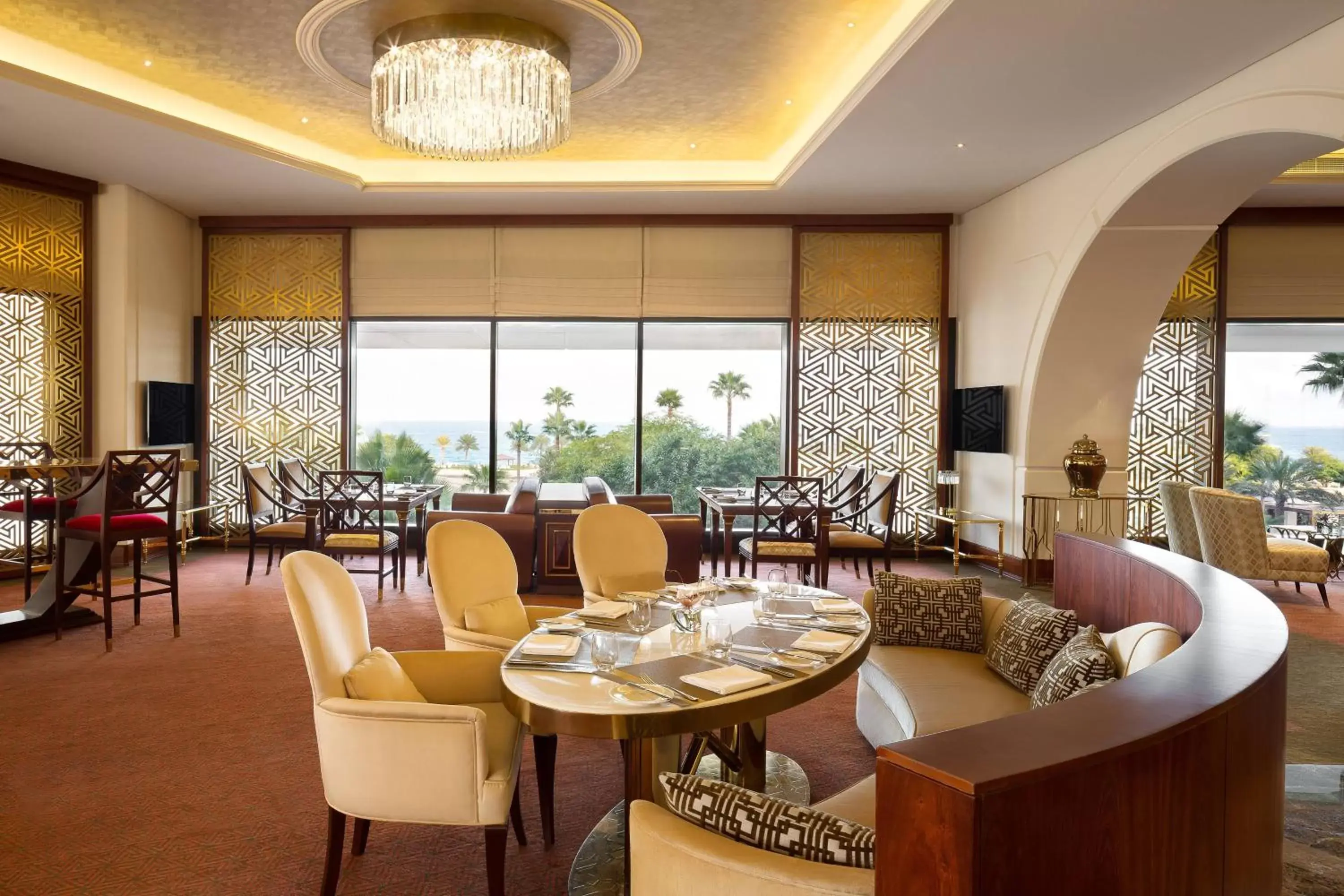 Lounge or bar, Restaurant/Places to Eat in Sheraton Grand Doha Resort & Convention Hotel
