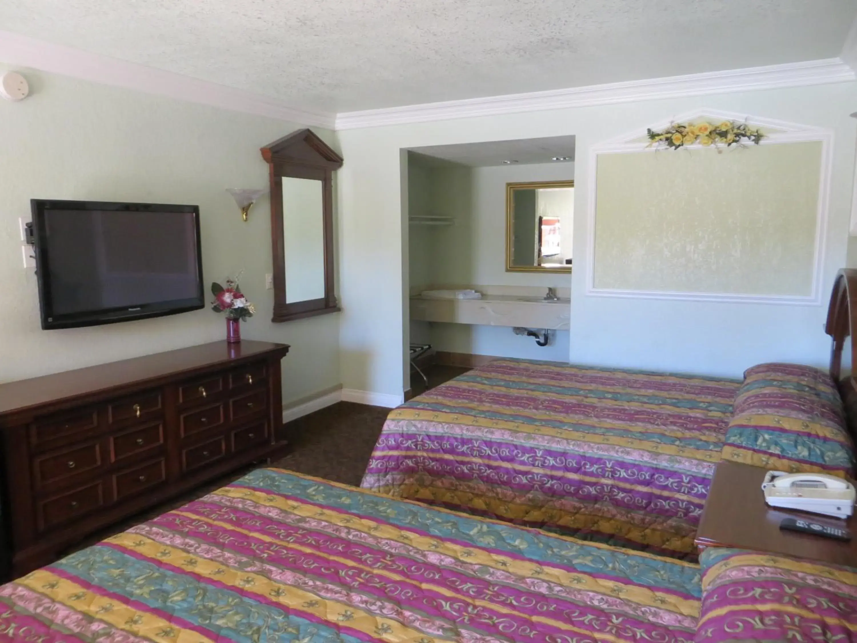 Photo of the whole room, Bed in Azusa Inn