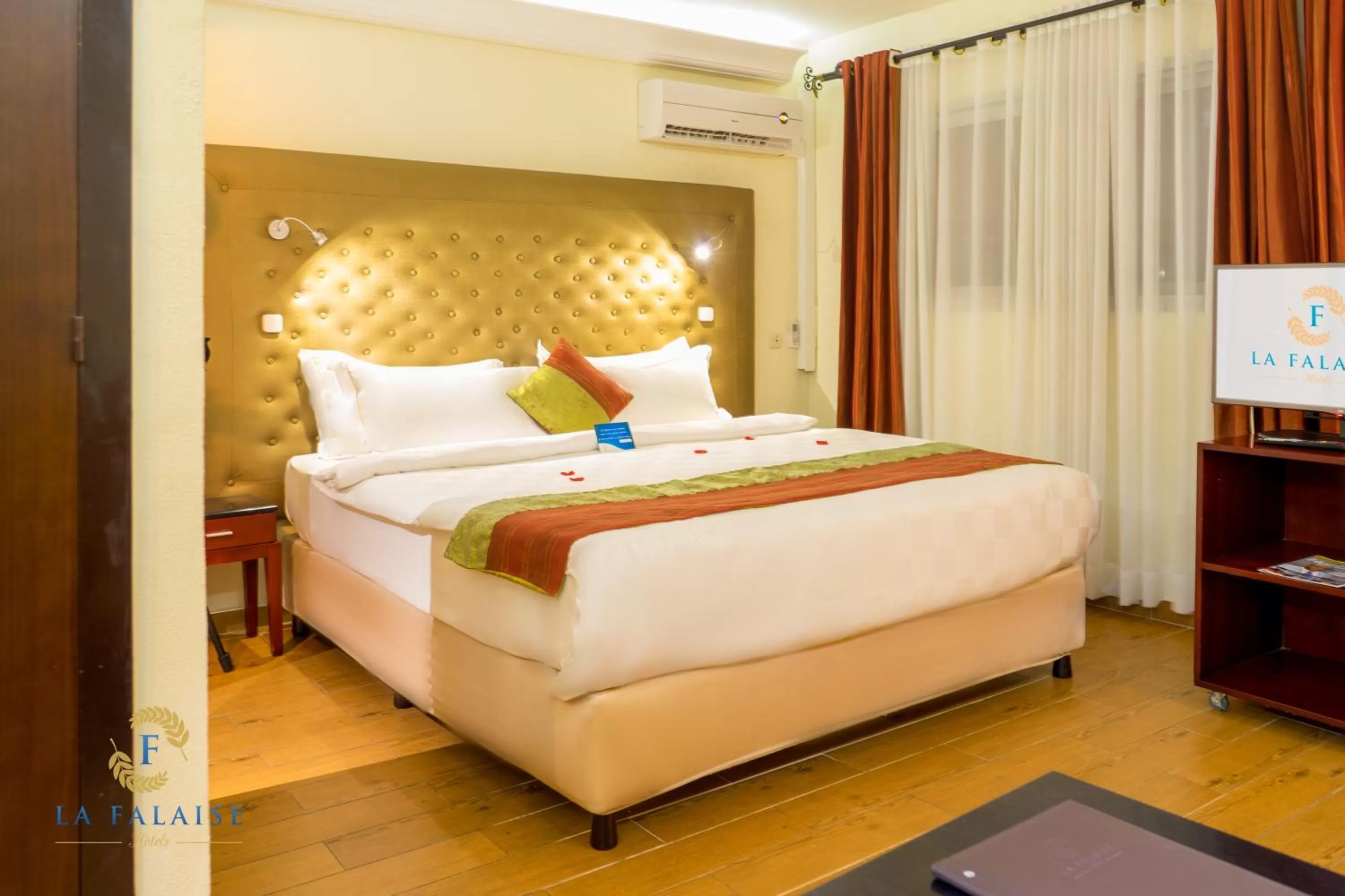 Bedroom, Bed in Hotel Résidence La Falaise
