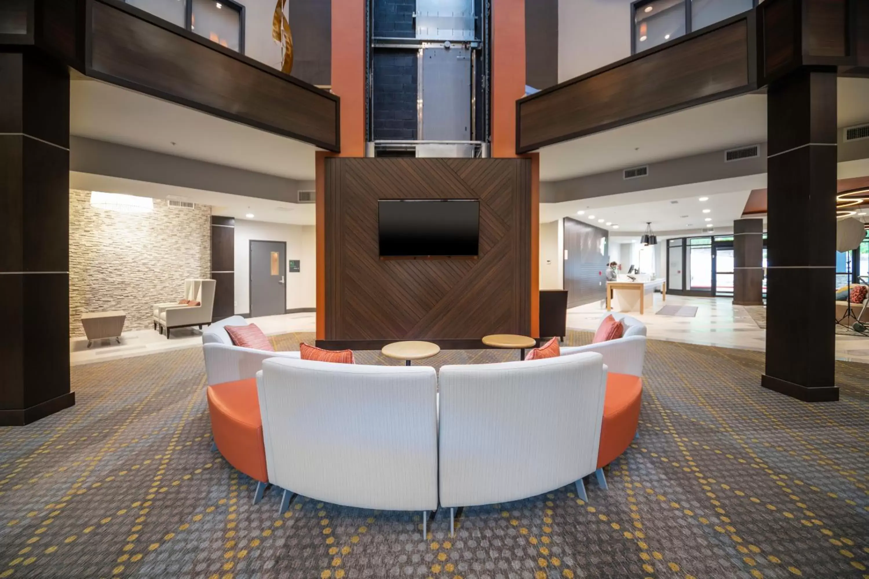Property building, Lobby/Reception in Holiday Inn St Louis - Creve Coeur