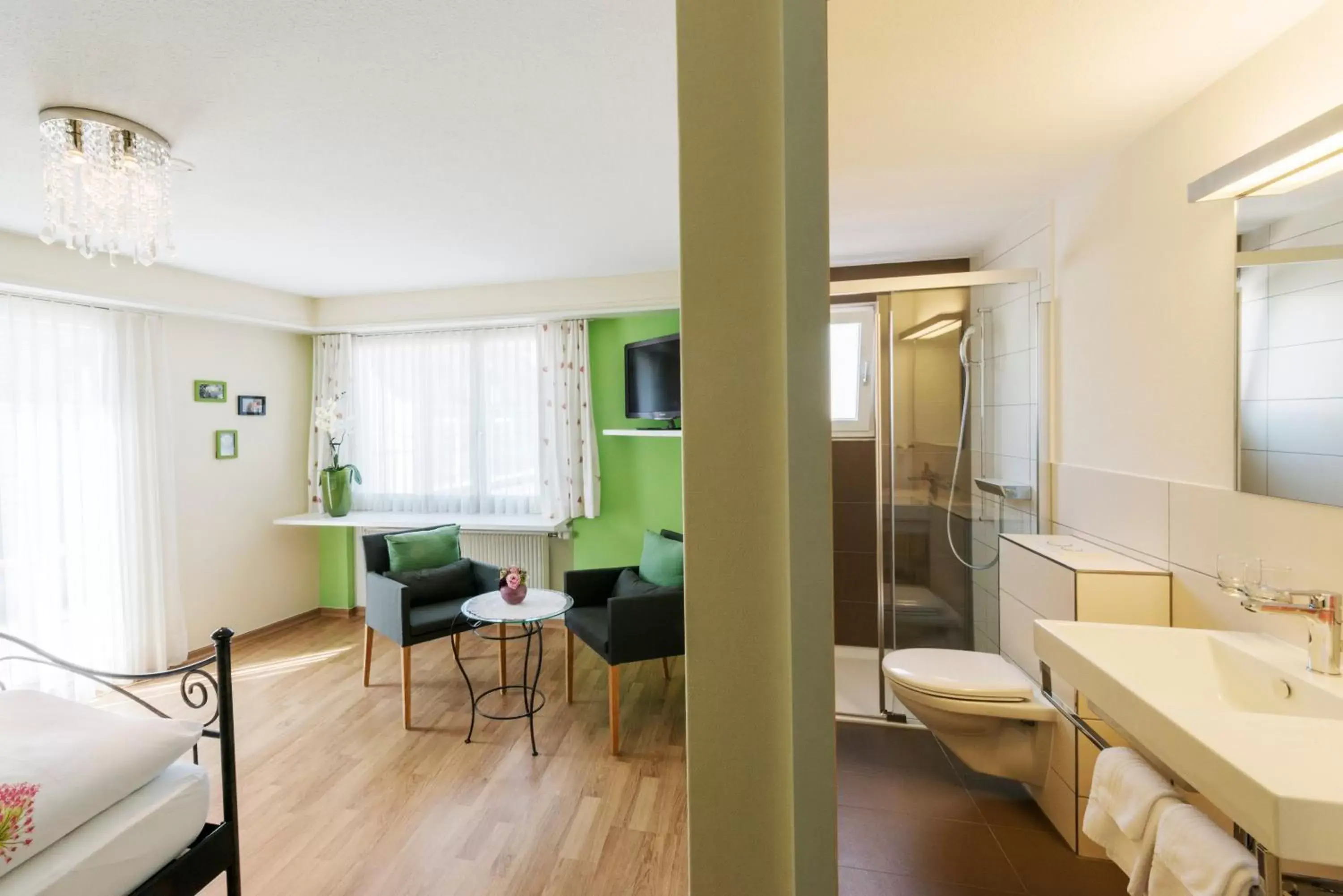 Bathroom, Dining Area in Hotel Sternen