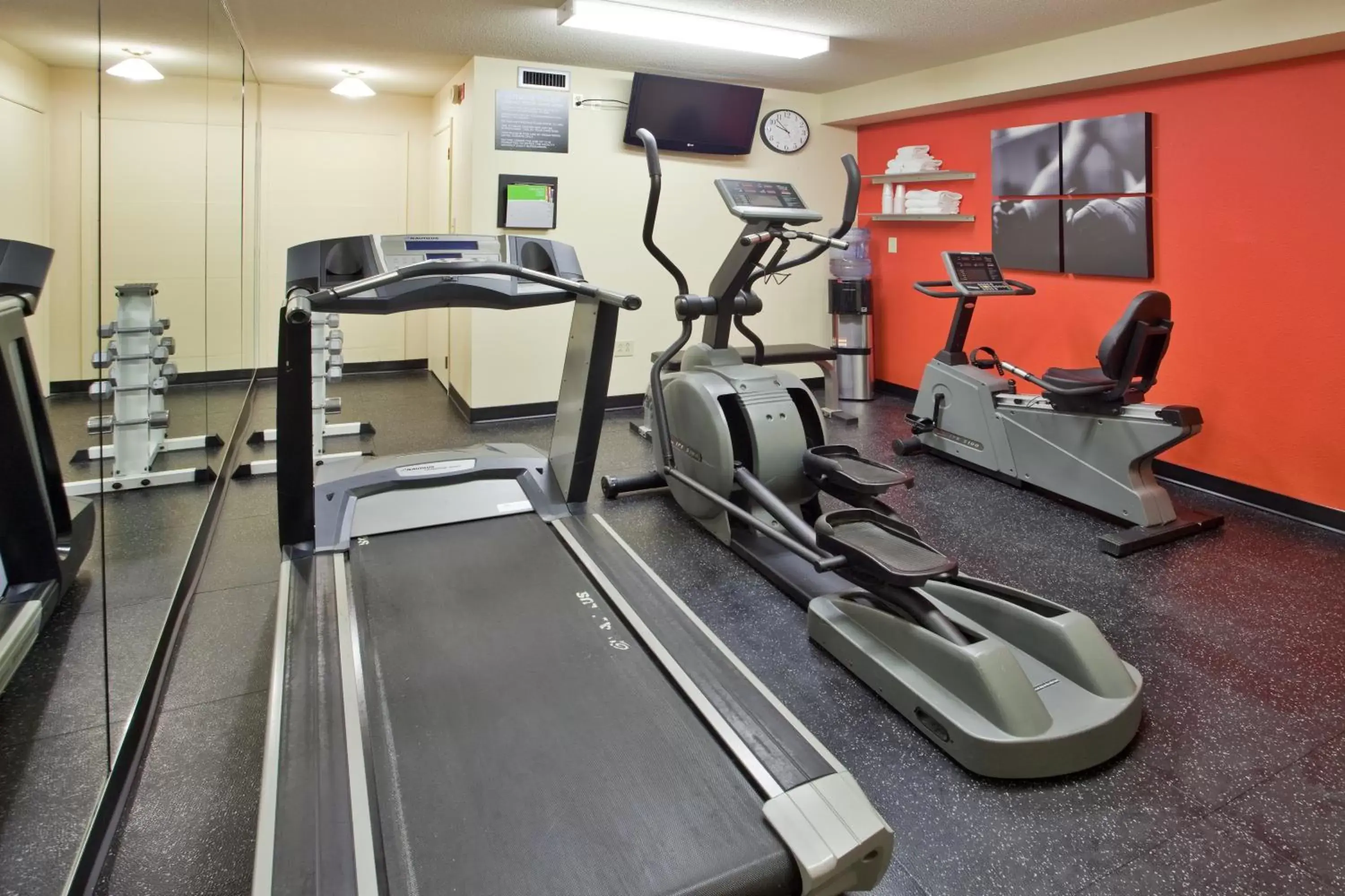 Fitness centre/facilities, Fitness Center/Facilities in Travelodge Suites by Wyndham Regina - Eastgate Bay