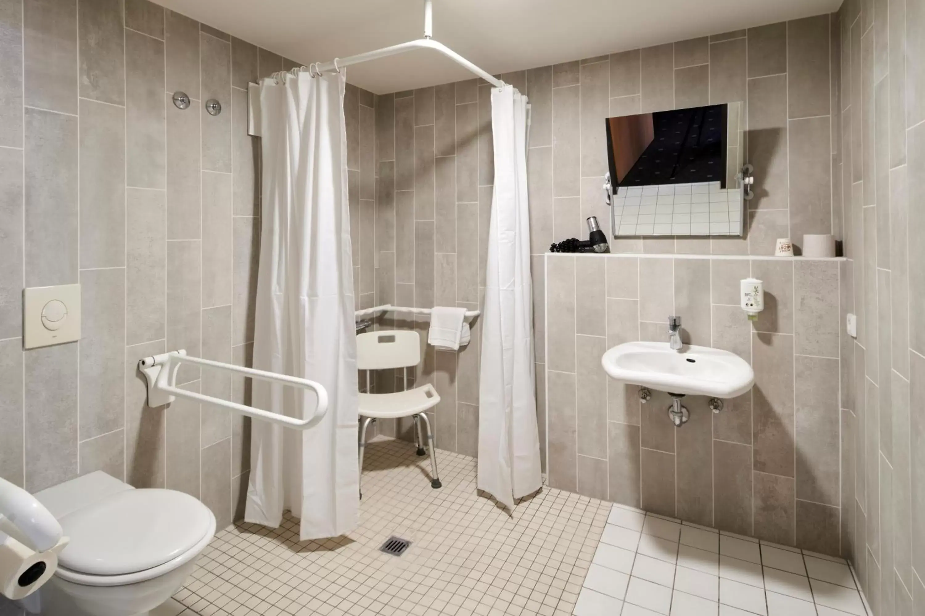 Bathroom in B&B Hotel Frankfurt Niederrad