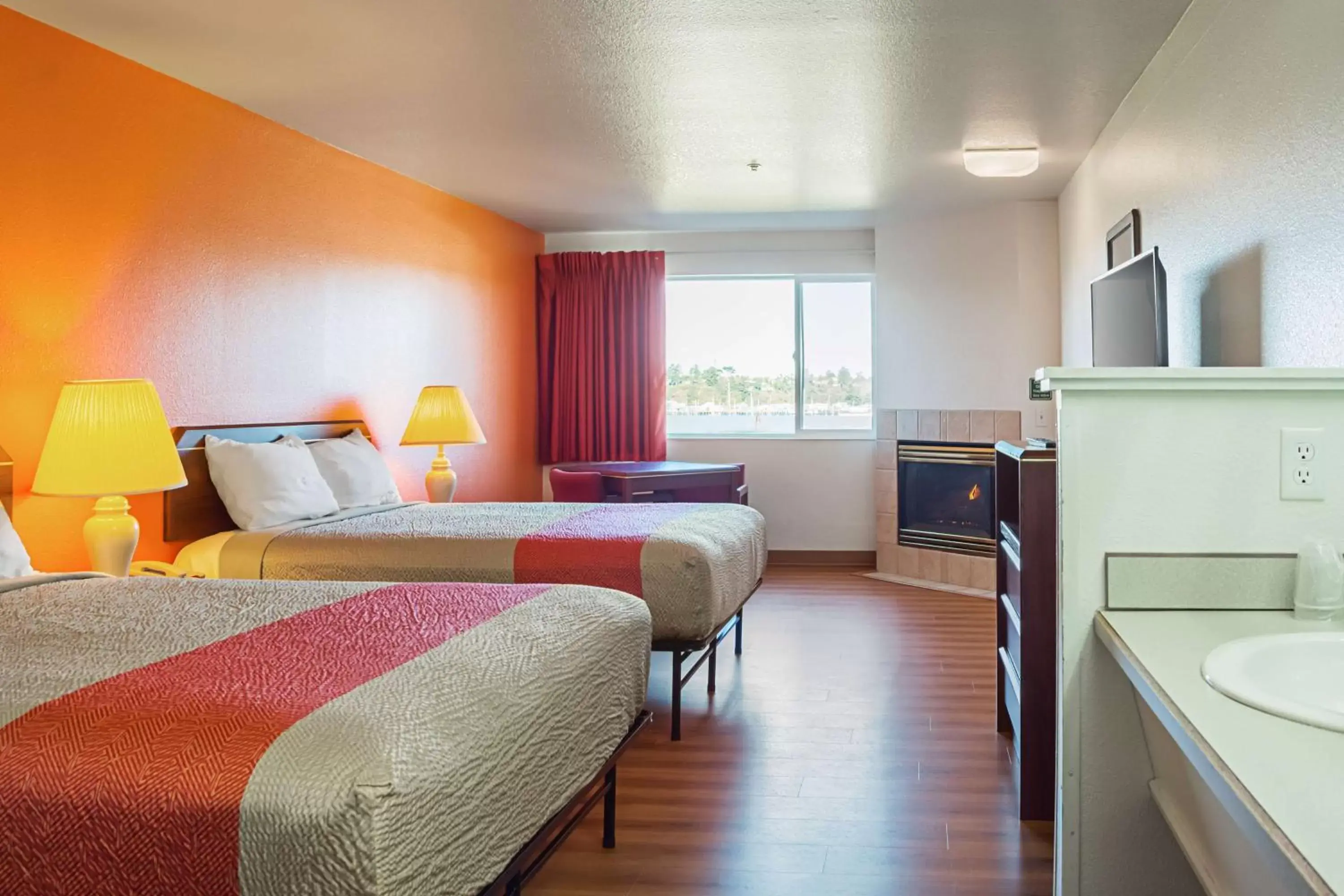 TV and multimedia in Motel 6-Newport, OR