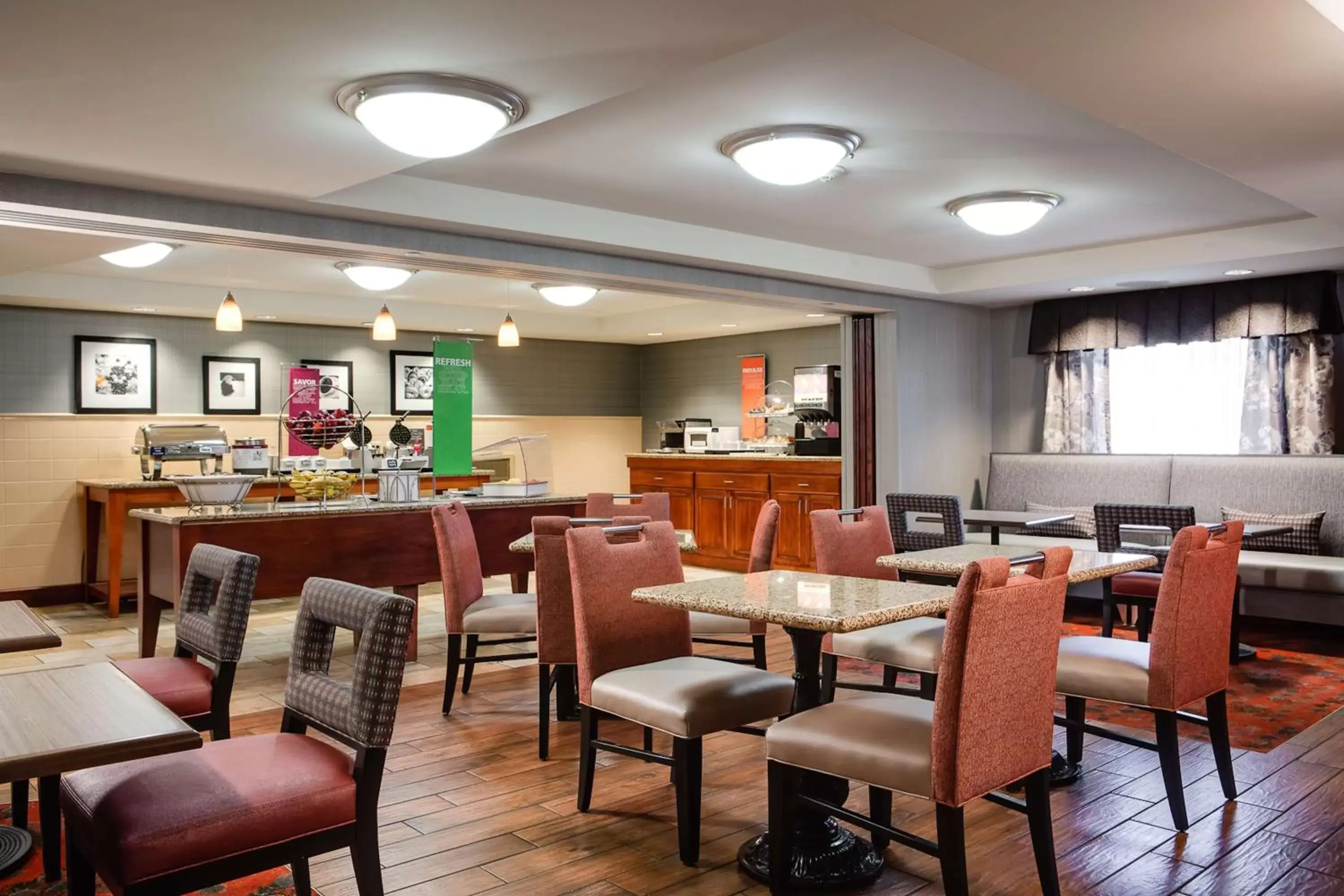 Dining area, Restaurant/Places to Eat in Hampton Inn Dubuque