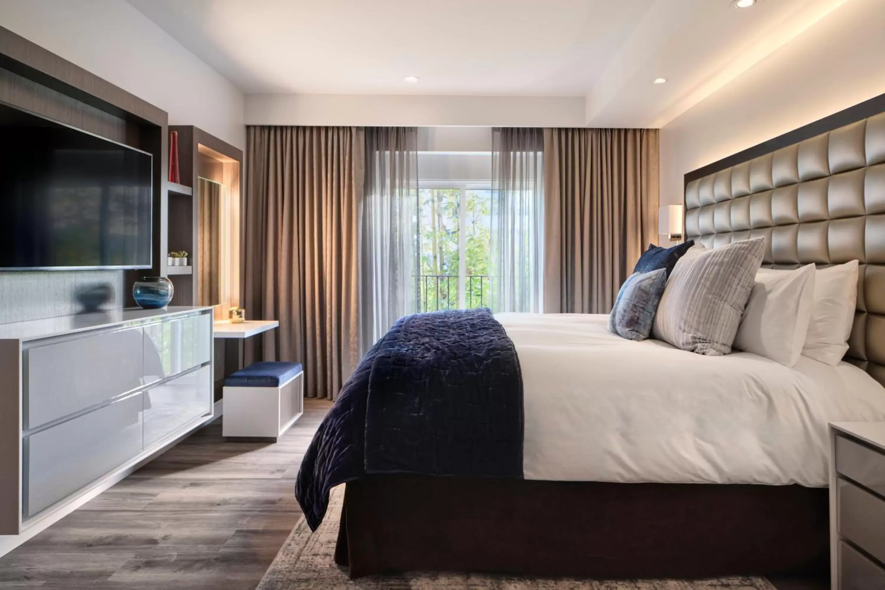 Bedroom, Bed in Sunset Marquis Hotel