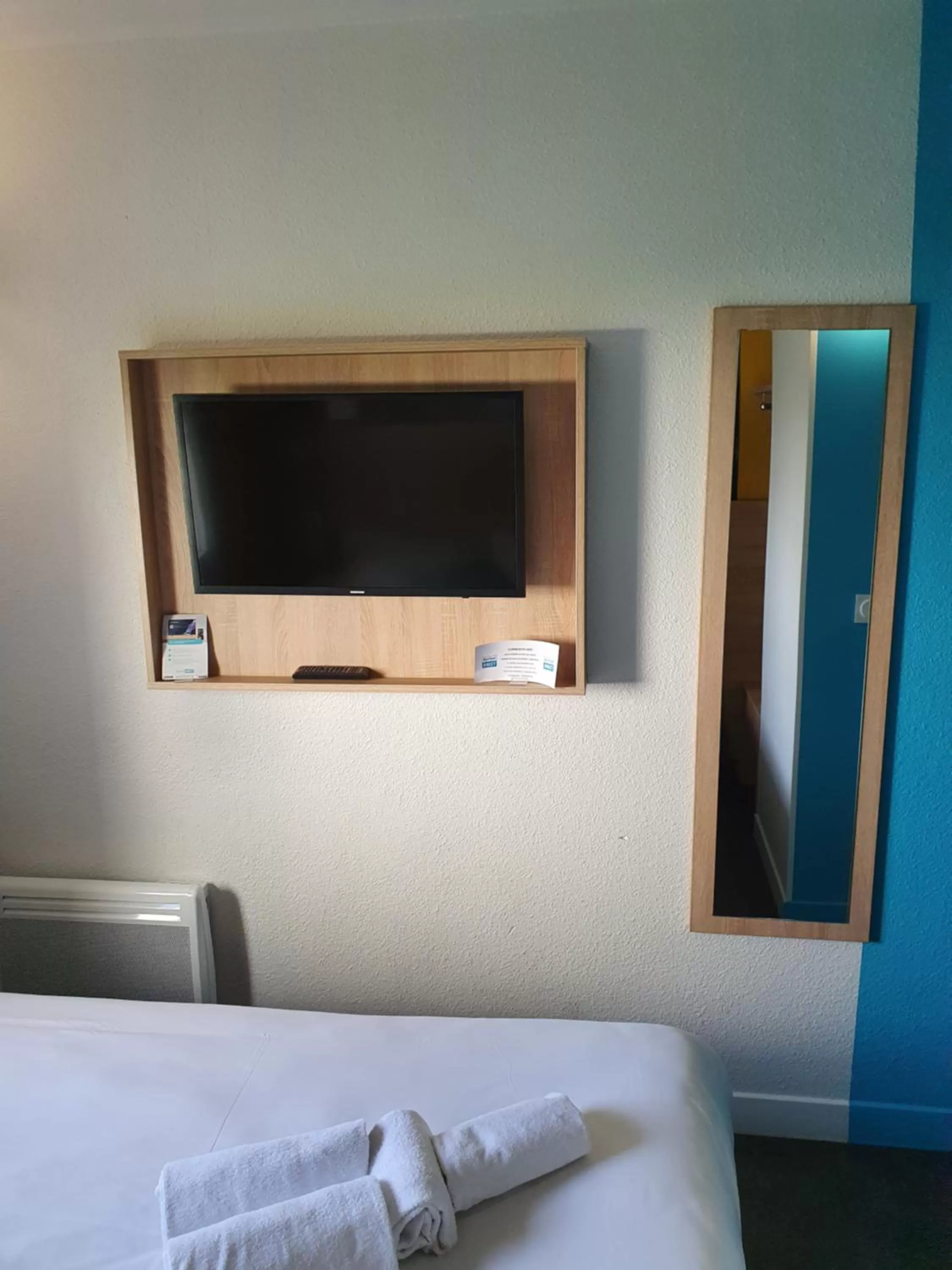 Bed in Kyriad Direct Orleans - Olivet - La Source