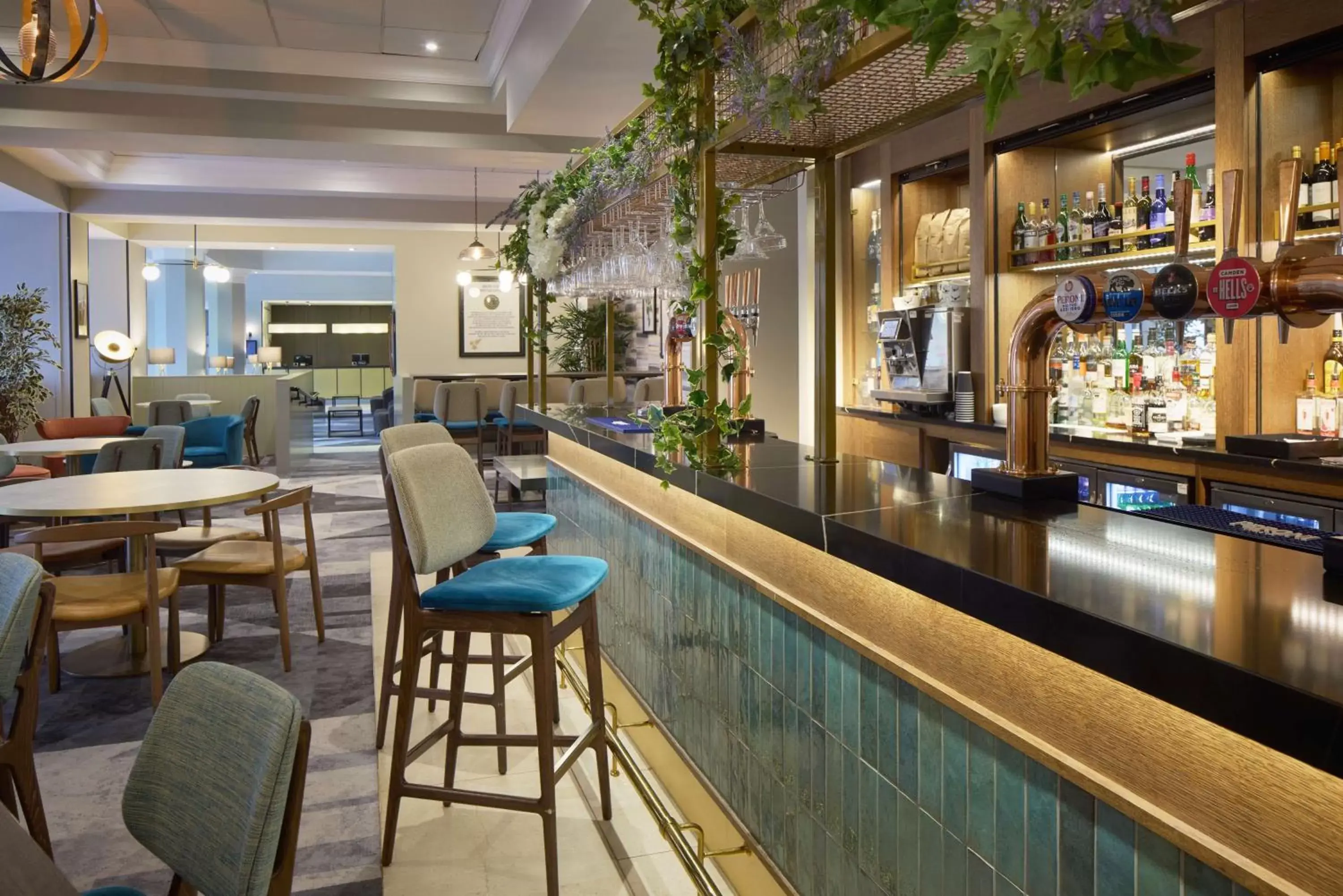 Lounge or bar, Lounge/Bar in DoubleTree by Hilton Dartford Bridge