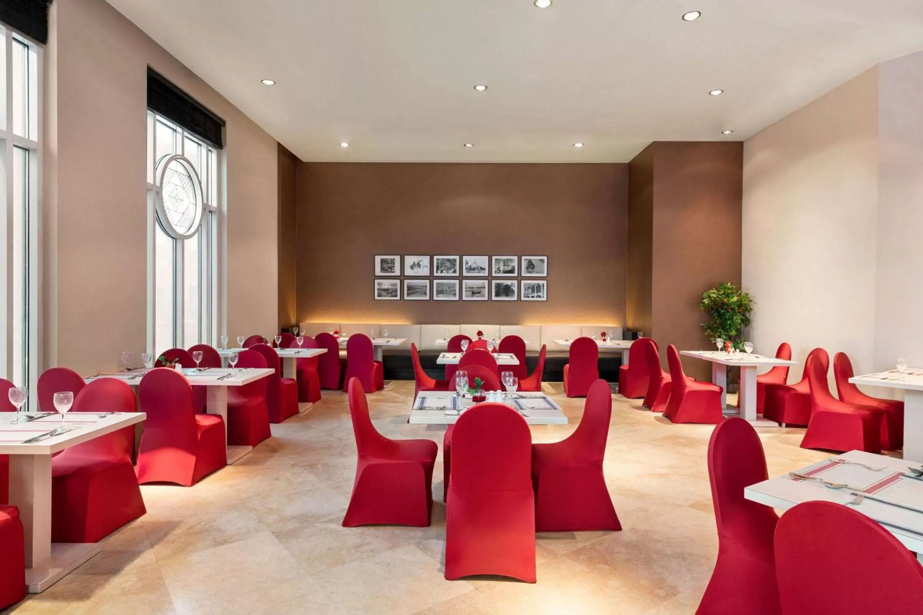 Lounge or bar in Ramada Plaza by Wyndham Dubai Deira