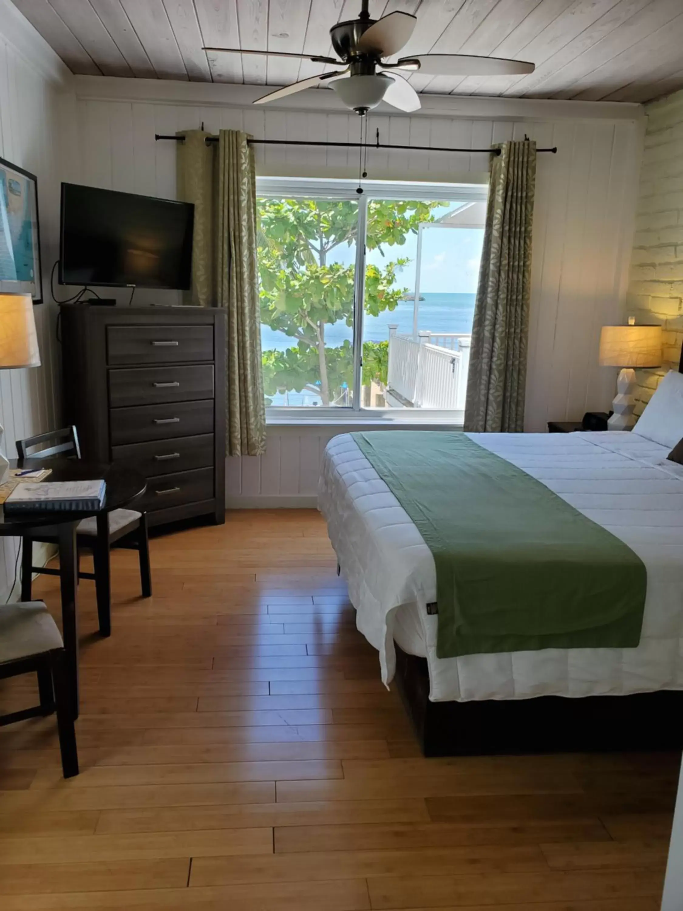 King Room with Sea View in Captain Pip's Marina & Hideaway