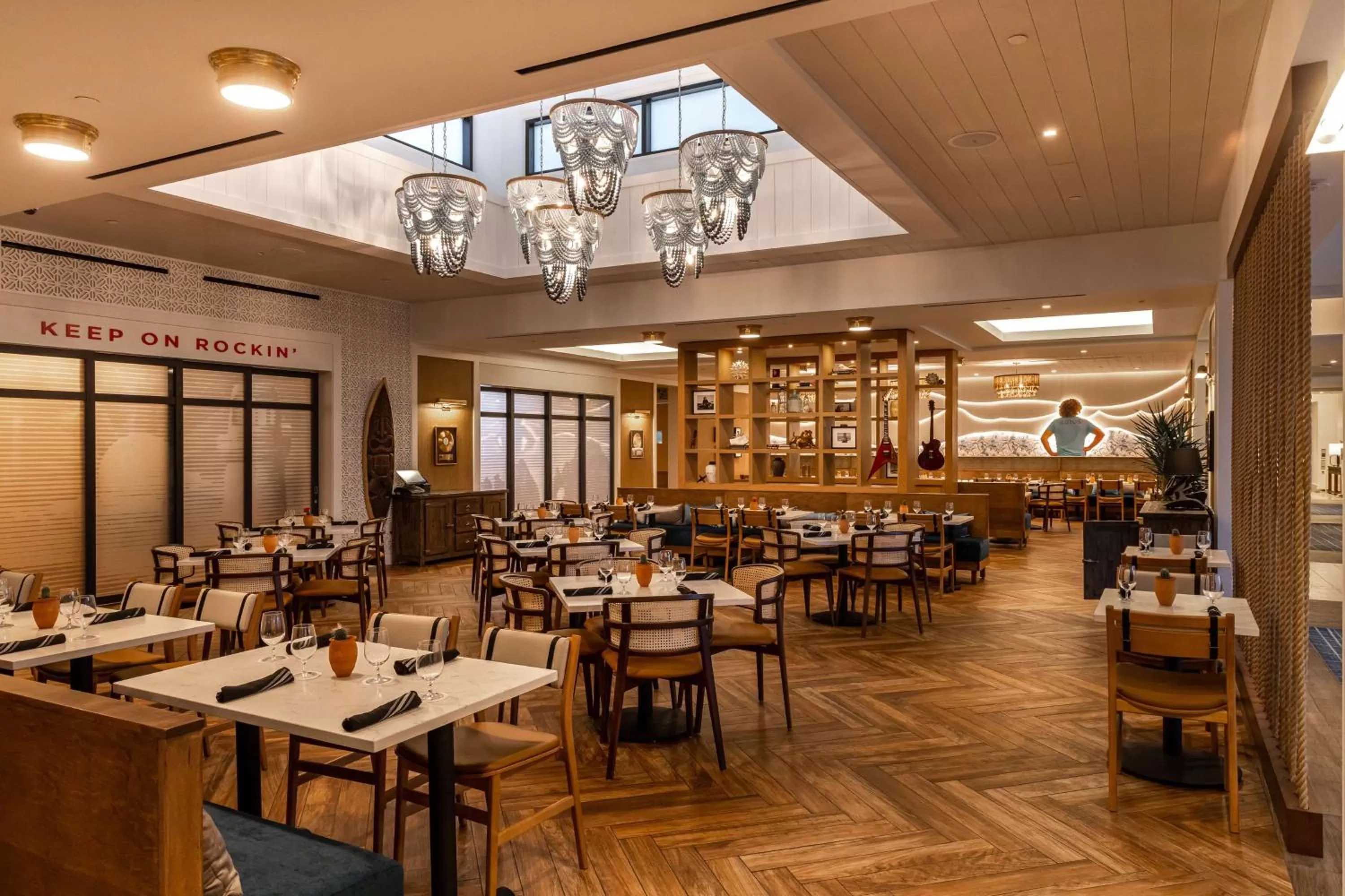 Lounge or bar in The Waterfront Beach Resort, A Hilton Hotel