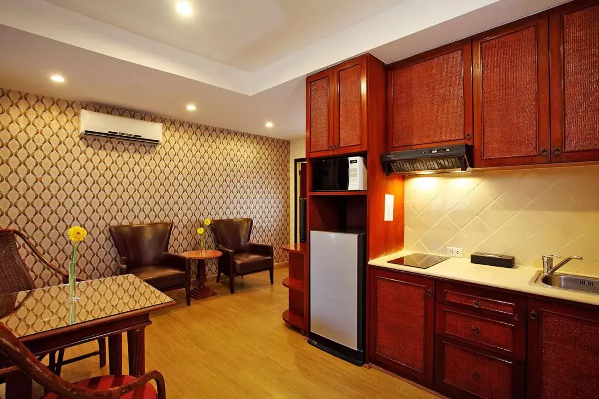 Kitchen or kitchenette, Kitchen/Kitchenette in Nova Park Hotel by Compass Hospitality