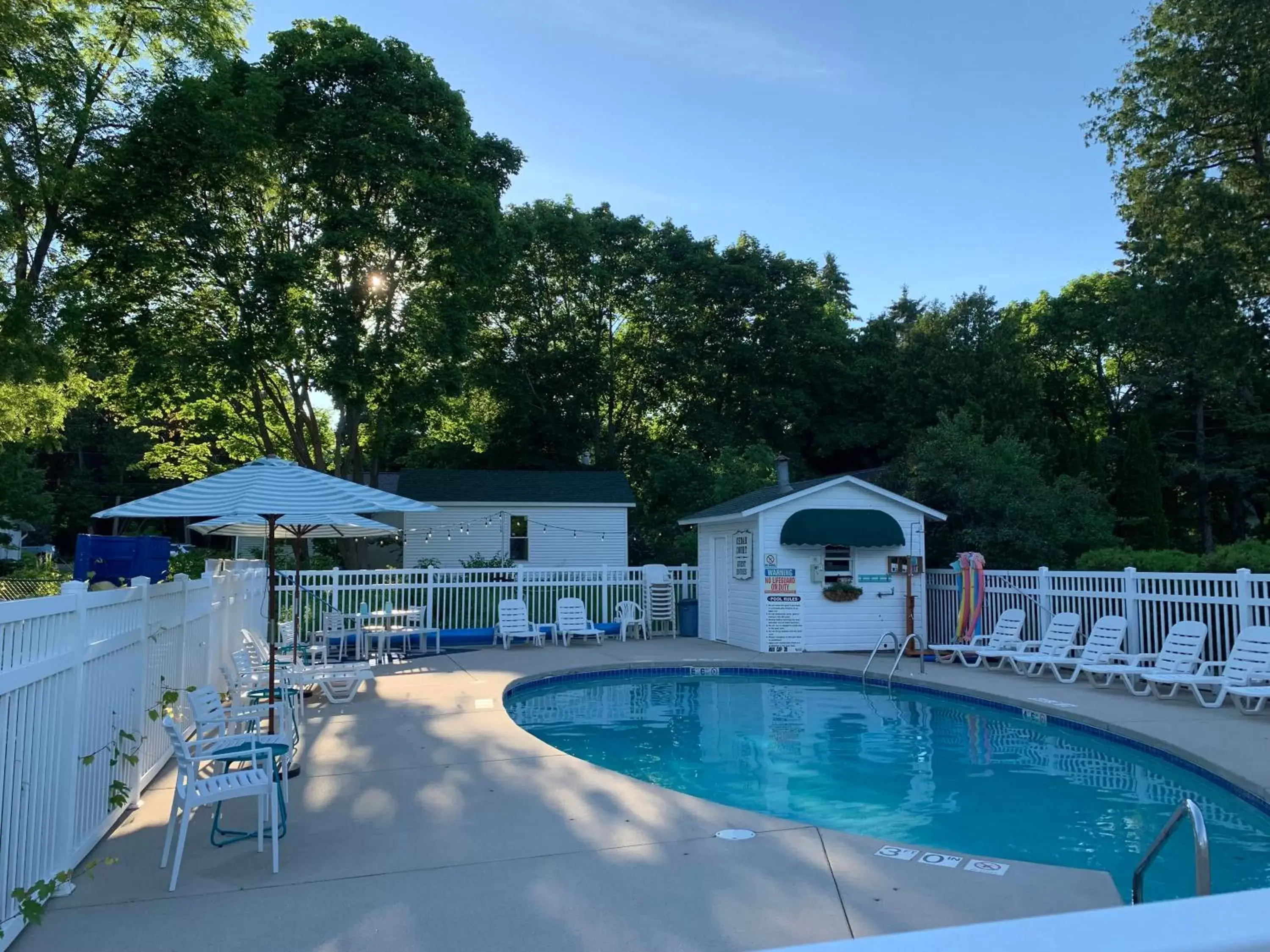 Property building, Swimming Pool in Cedar Court Inn