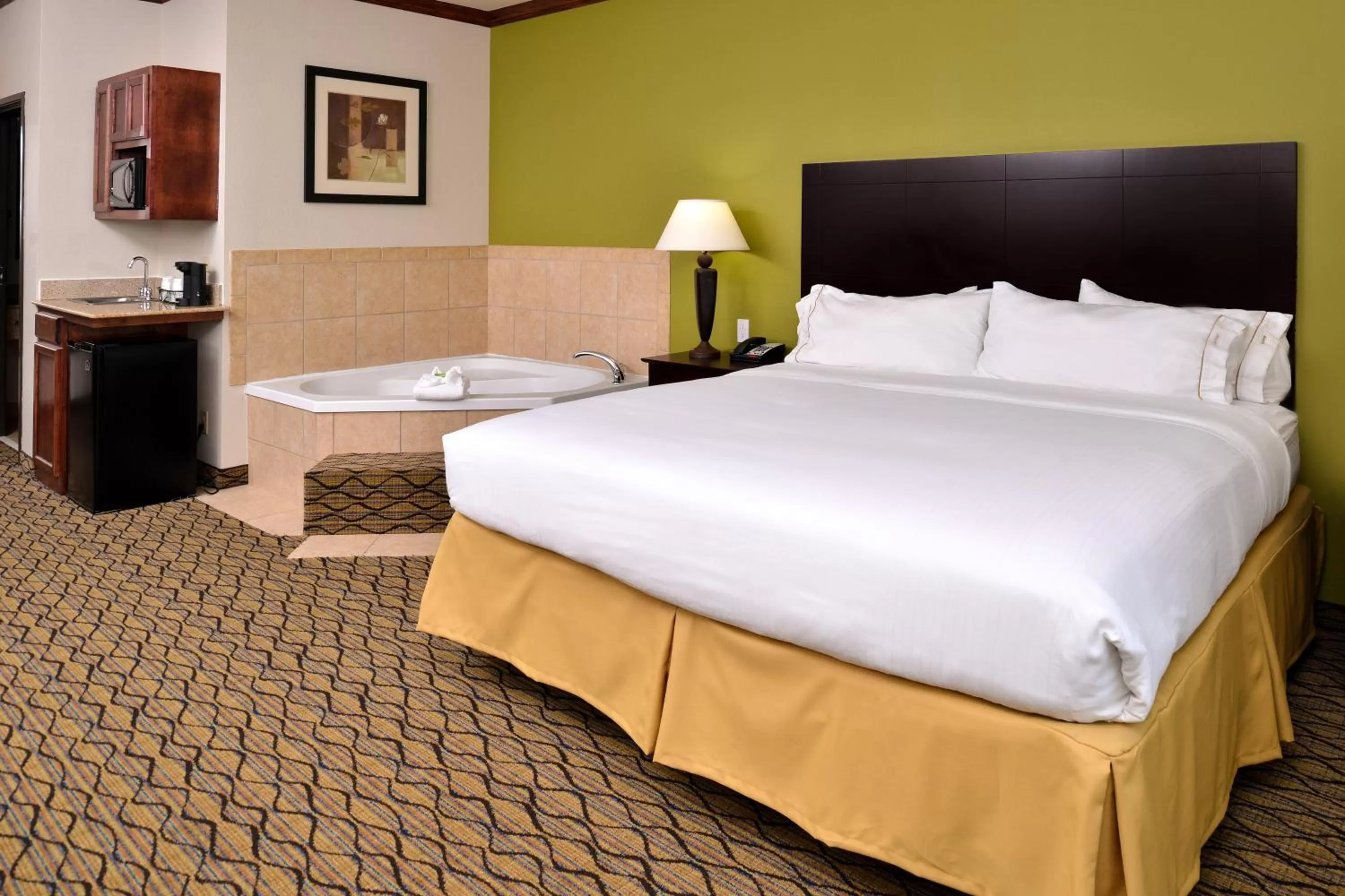 Photo of the whole room, Bed in Holiday Inn Express Hotel & Suites Sherman Highway 75 by IHG