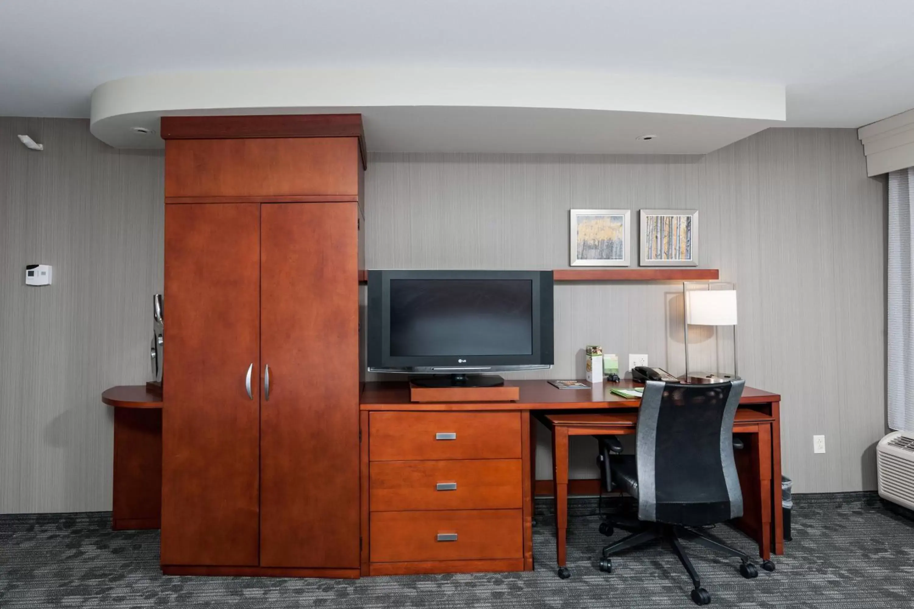 Photo of the whole room, TV/Entertainment Center in Courtyard by Marriott Portland Airport