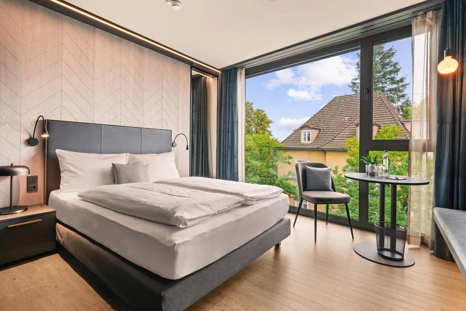 Photo of the whole room, Bed in Lukullum