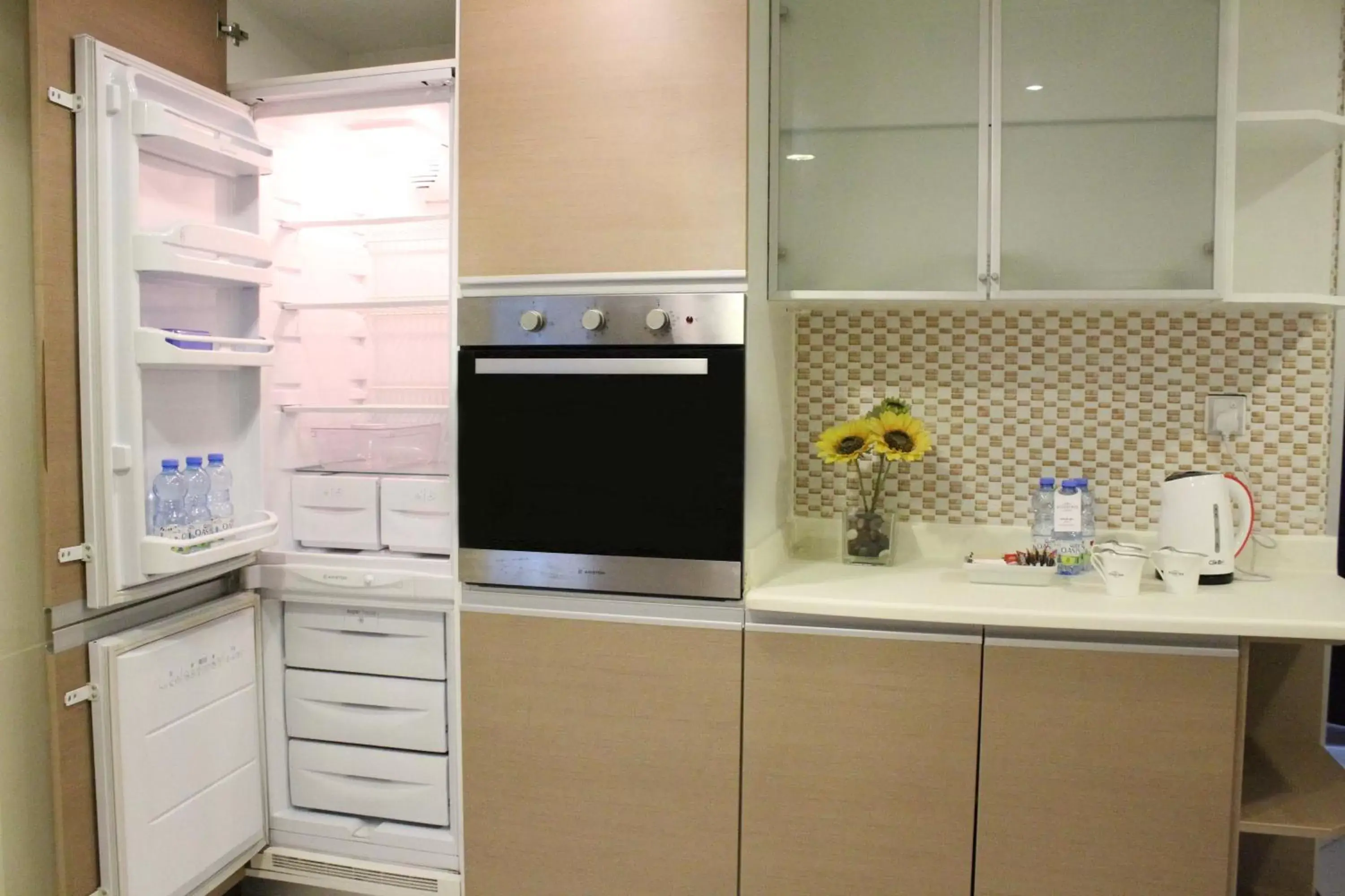 Communal kitchen, Kitchen/Kitchenette in Holiday Villa Hotel & Residence City Centre Doha