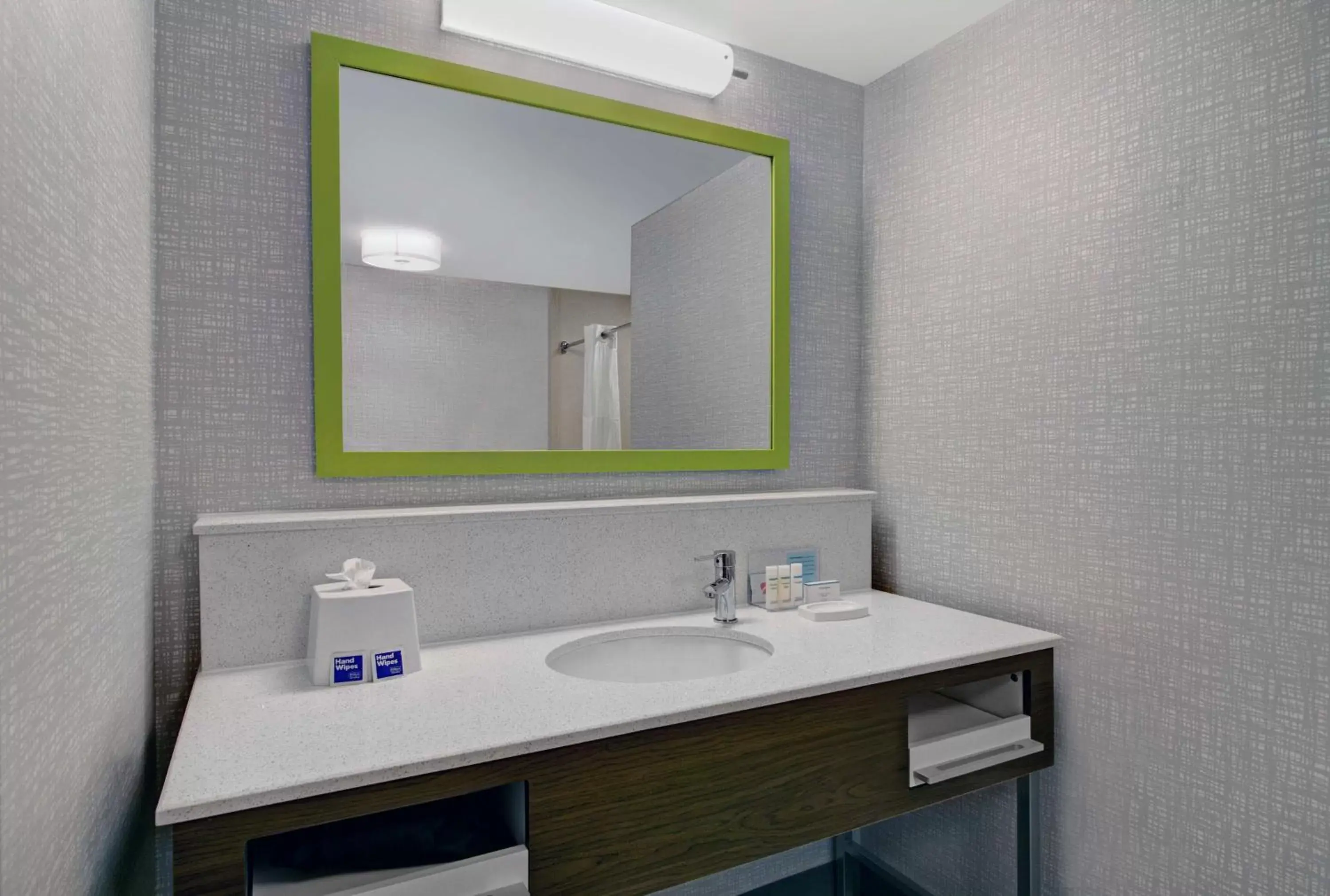 Bathroom in Hampton Inn & Suites by Hilton Syracuse Dewitt