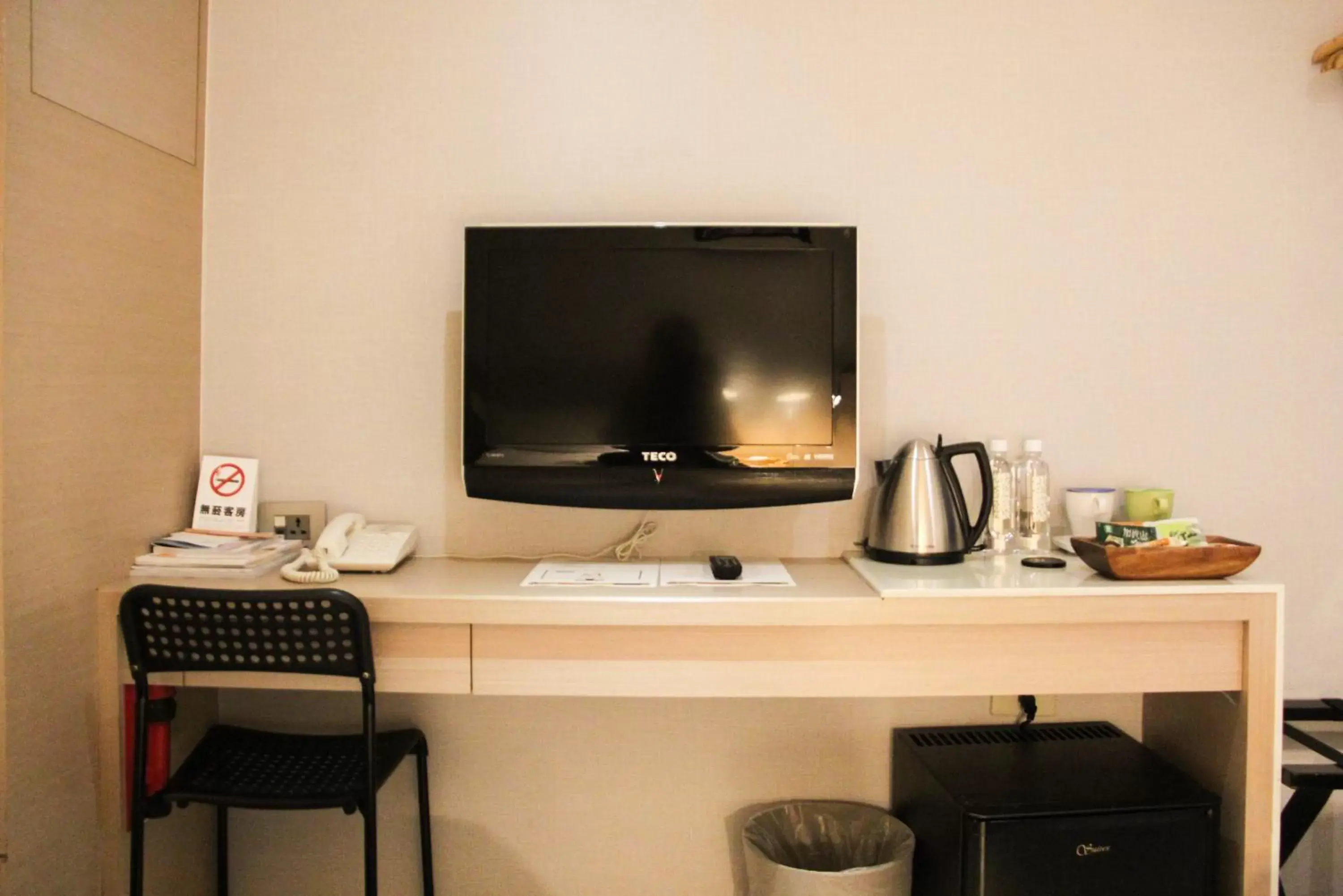 Photo of the whole room, TV/Entertainment Center in Mellow Fields Hotel