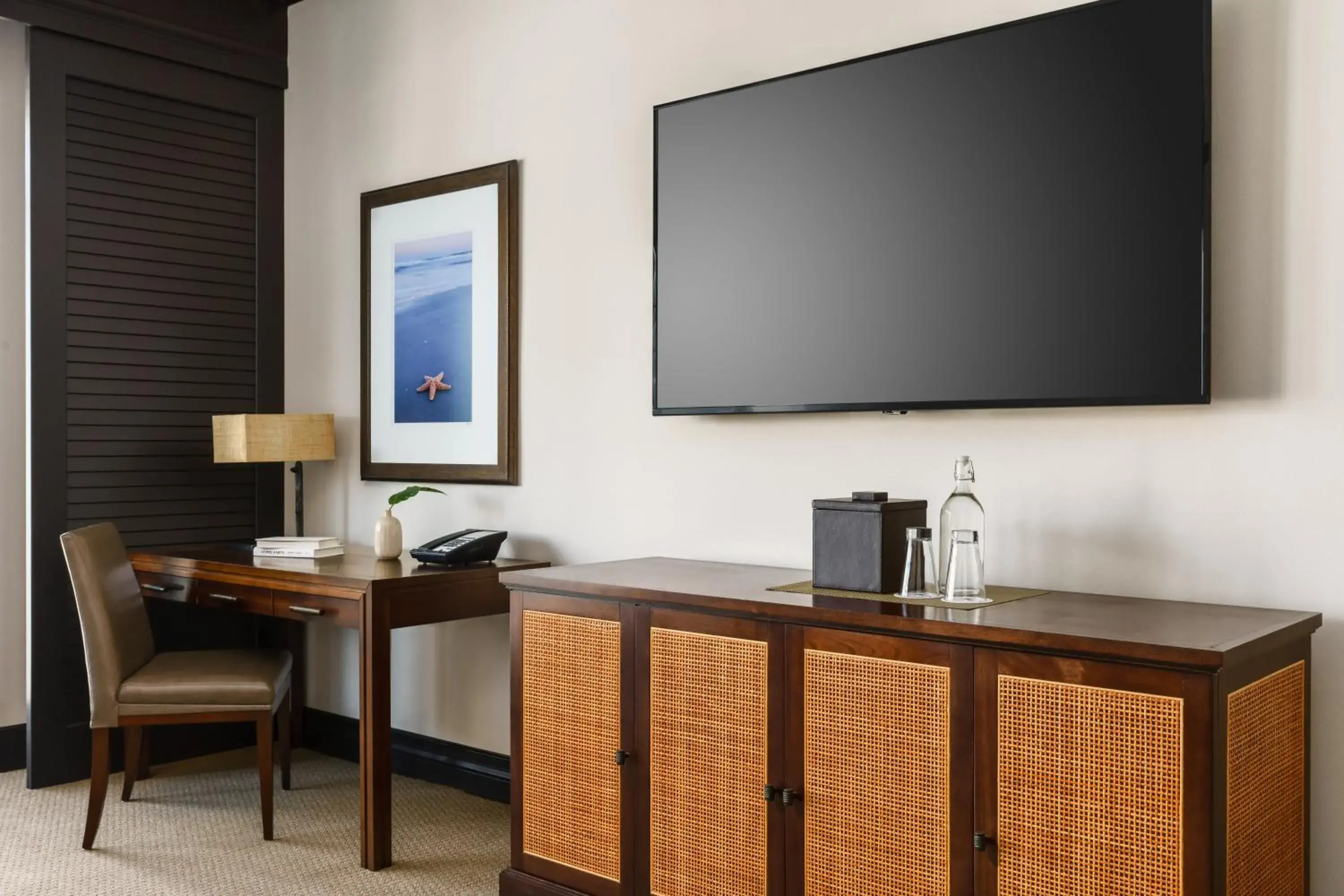 TV and multimedia, TV/Entertainment Center in The Seagate Hotel & Spa