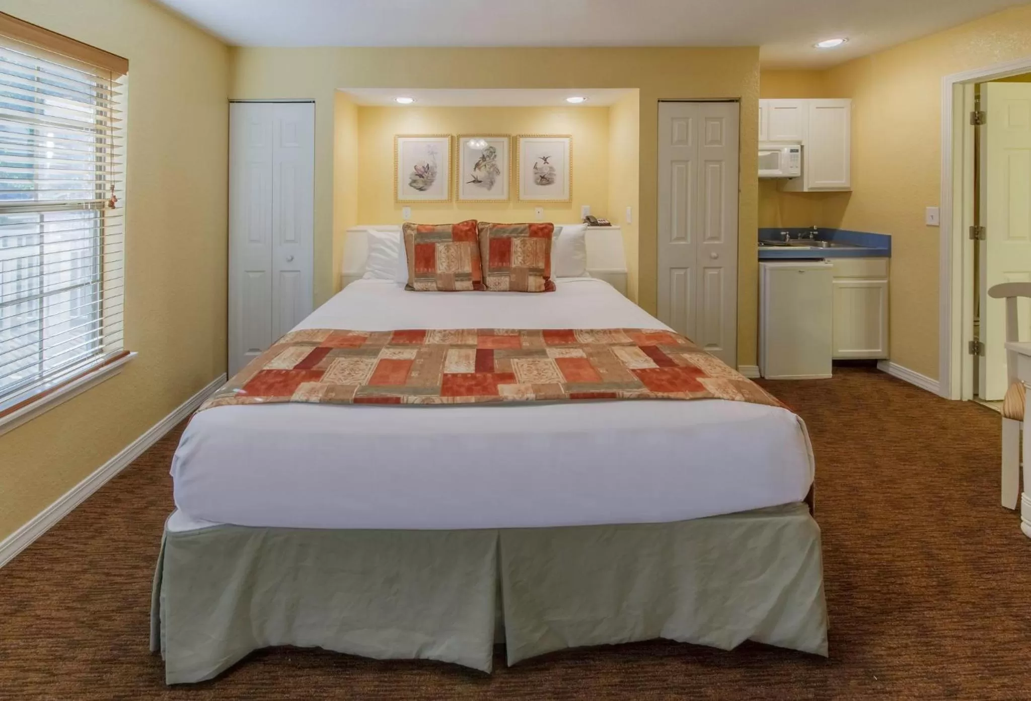 Photo of the whole room, Bed in Holiday Inn Club Vacations Piney Shores Resort at Lake Conroe