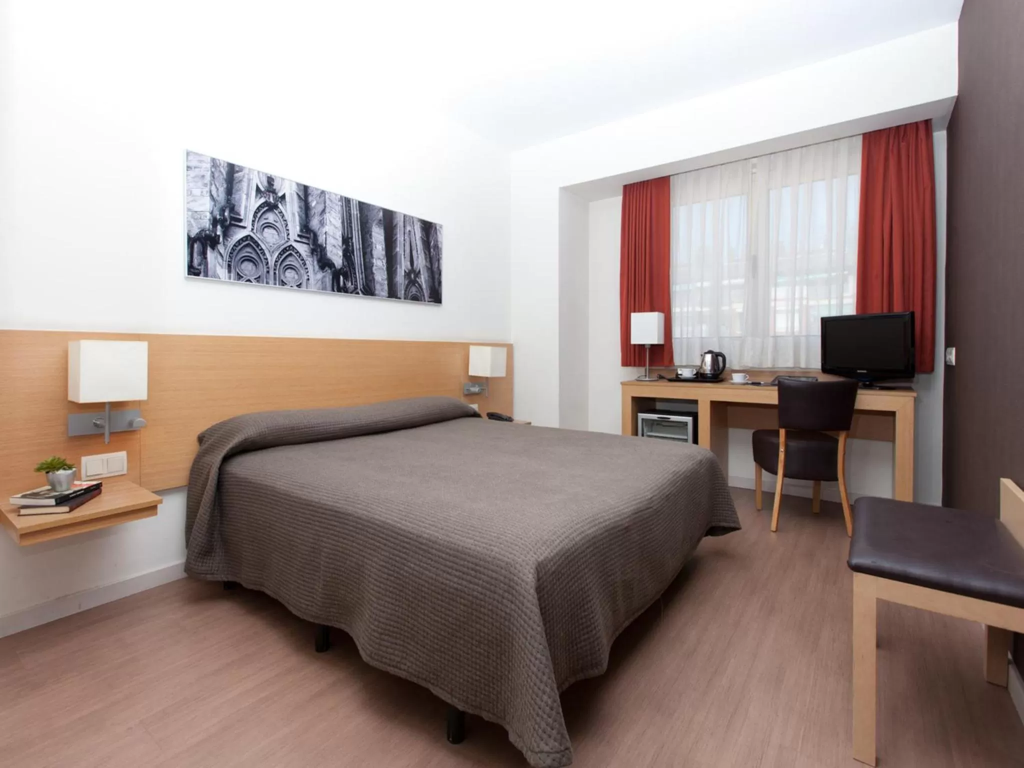 Photo of the whole room, Bed in Hotel Sagrada Familia