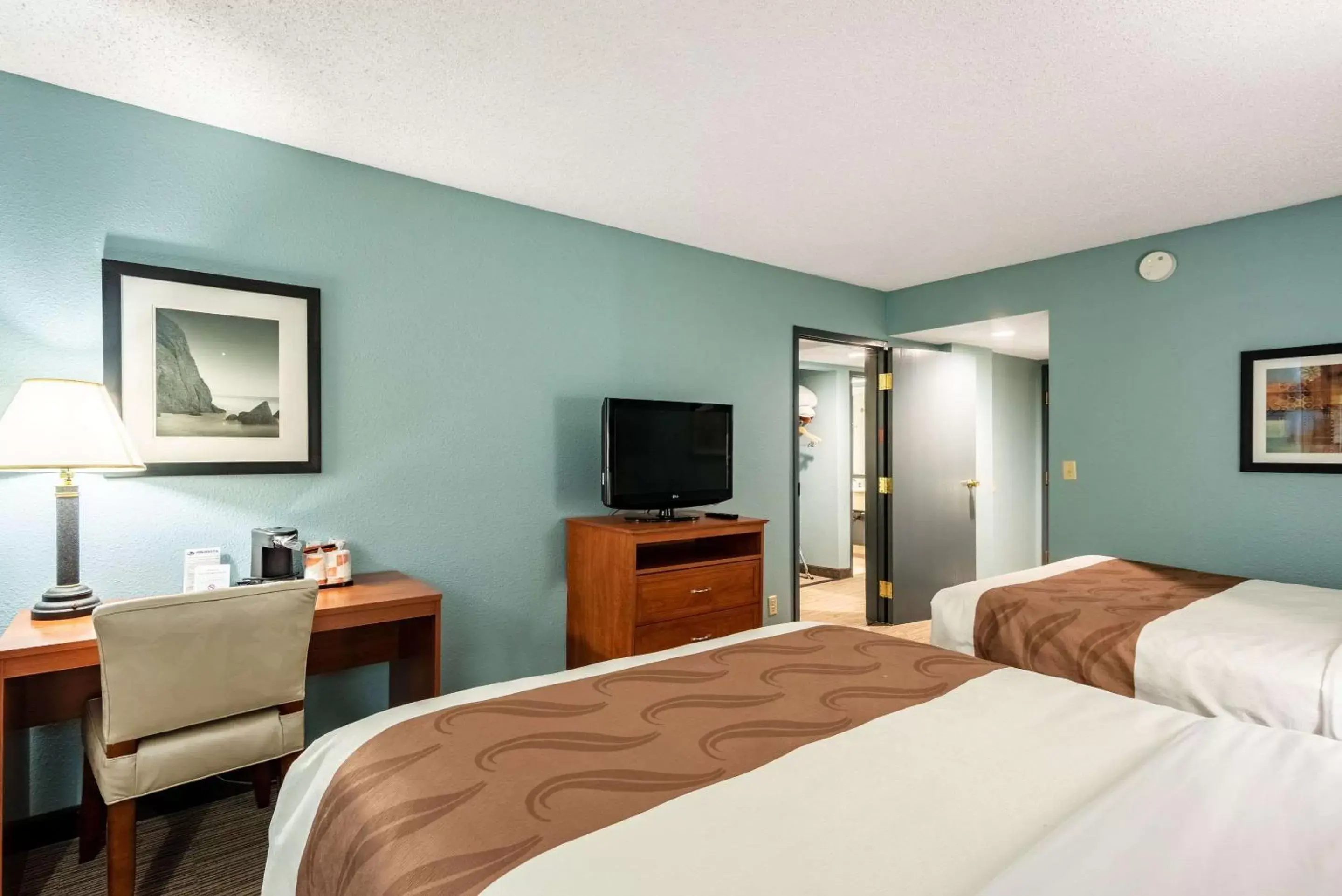 Bedroom, TV/Entertainment Center in Quality Inn & Suites Garden Of The Gods