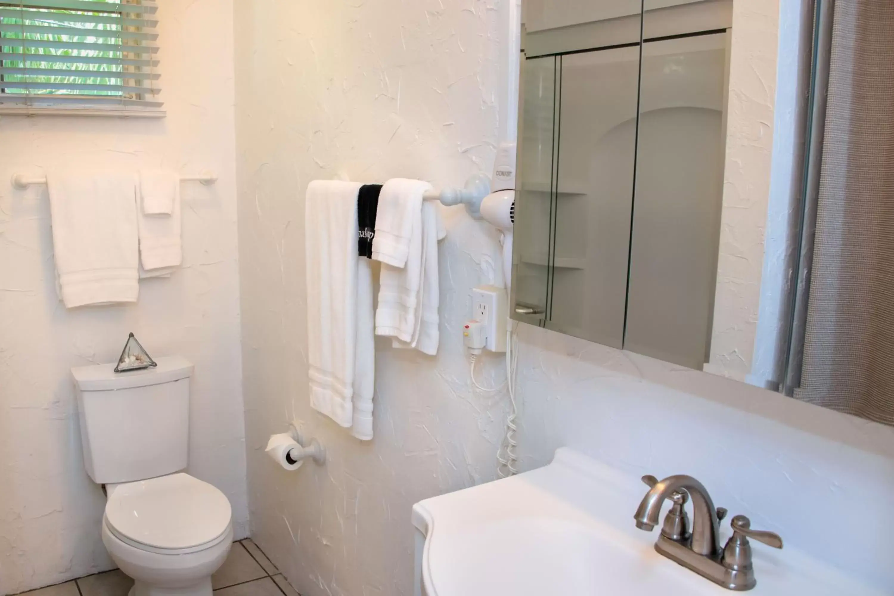 Bathroom in Cedar Cove Resort & Cottages