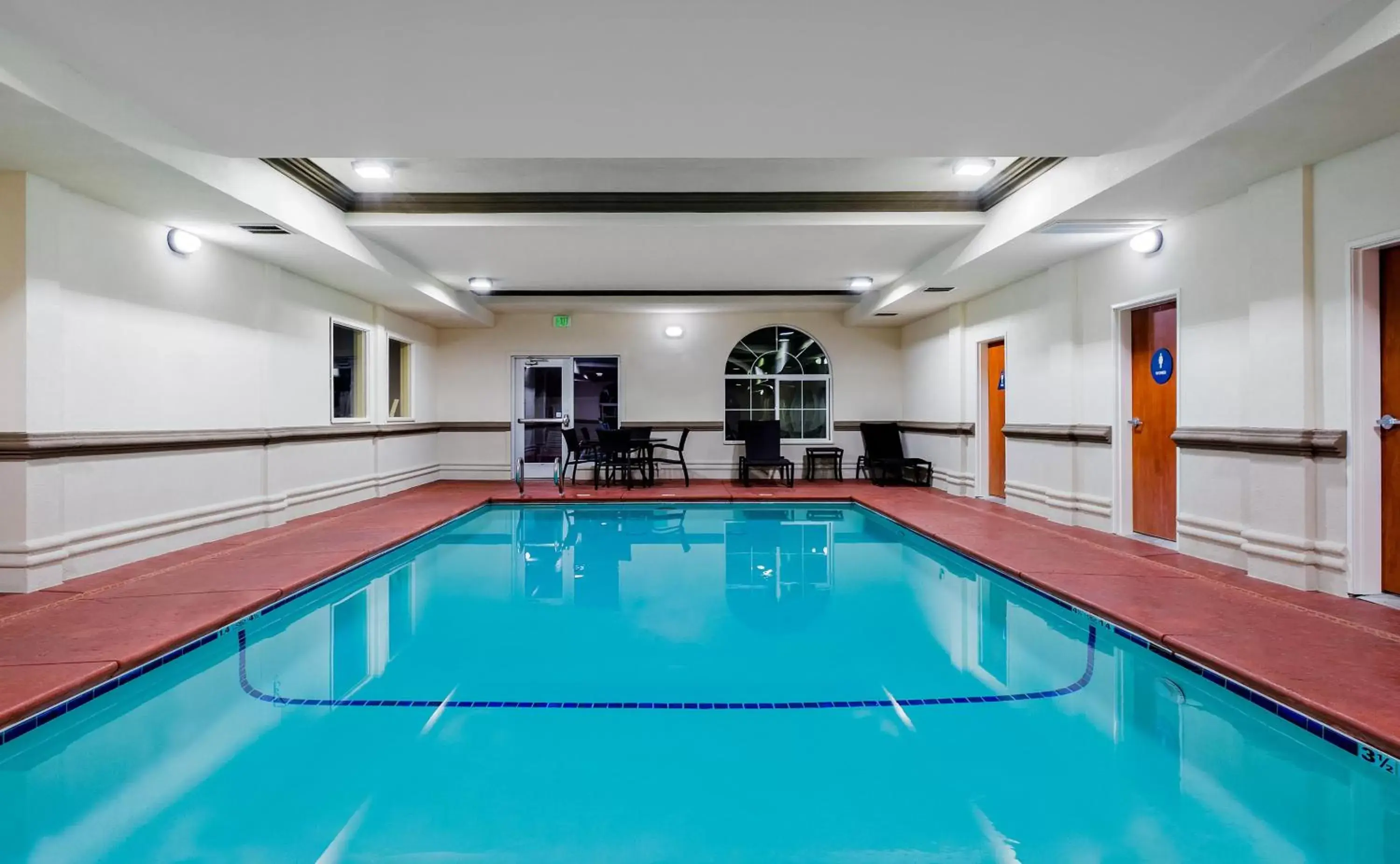 Swimming pool in Holiday Inn Express Hotel & Suites Oroville Southwest by IHG Swimming pool in Holiday Inn Express Hotel & Suites Oroville Southwest by IHG