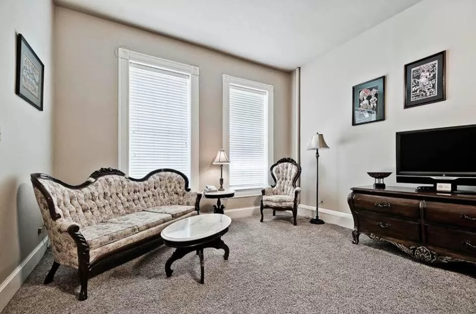 Seating Area in New Orleans Hotel Eureka Springs