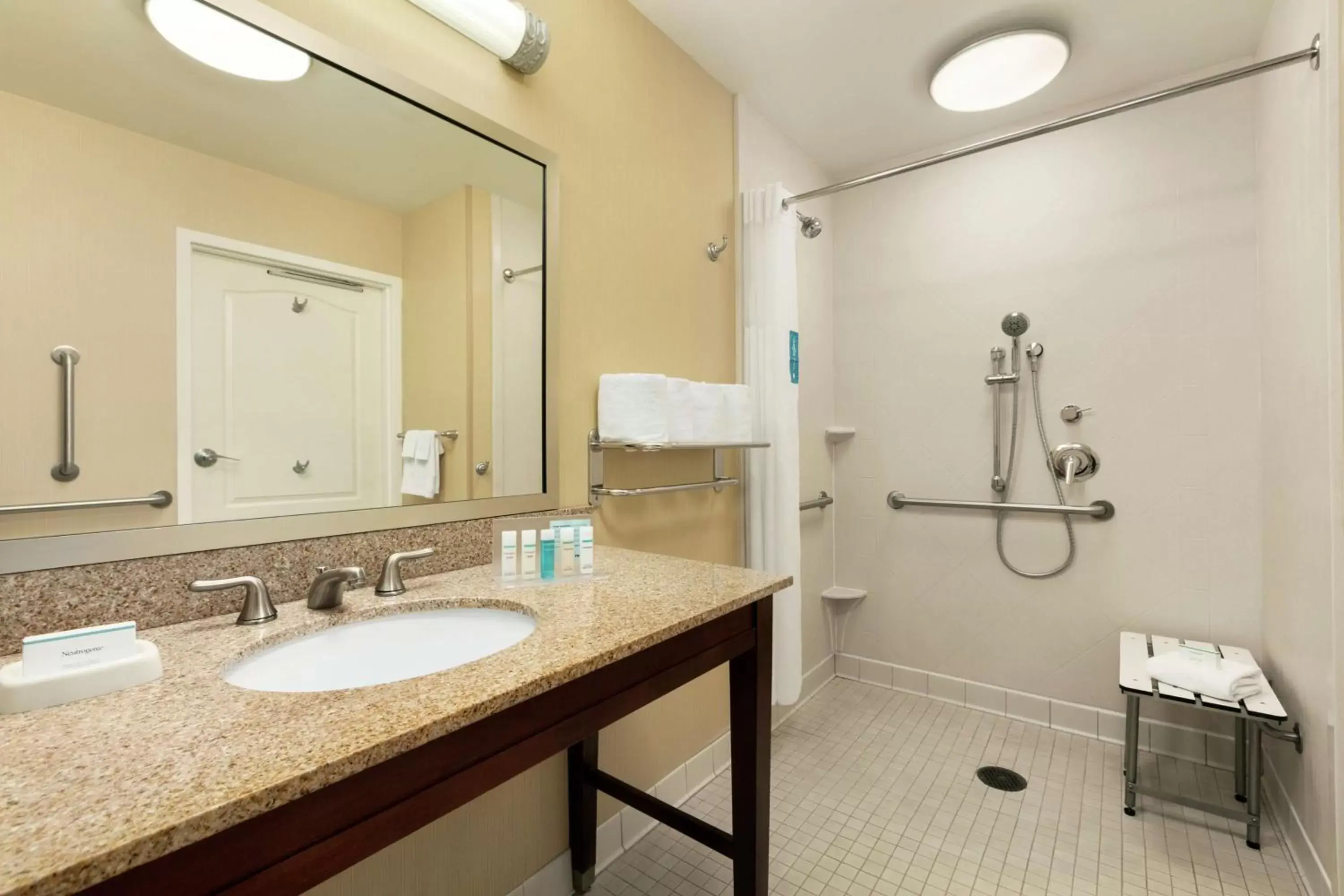 Bathroom in Hampton Inn & Suites Charles Town